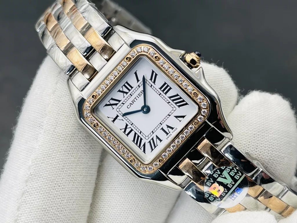 The square double case of the Panthère de Cartier Cheetah gives the watch an elegant and classic look. On the white dial, the Cartier-style hour markers add a touch of brand charm. The blue central hour and minute hands, like two sprites dancing with the time, add a touch of glamour to the watch. As with traditional Cartier watches, the crown is set with a sapphire, the brand's signature, to give the viewer a glimpse of the glamour of the fine watchmaking and jewellery brand Cartier. The crown has a non-slip textured design to facilitate the adjustment of the watch. The crown bridges on either side also provide an additional layer of security. The water resistance of the watch is guaranteed by the WATER RESISTANT engraving on the 18-carat yellow gold case back, beneath the Cartier logo in English. The flexible link bracelet is another highlight of the watch, which is full of light and sparkle, giving it a unique elegance and luxury from top to bottom. Size: small 22MM X 32MM, medium 27X37MM, thickness 6MM. case: 316L stainless steel. Dial: classic silver plated white. Hands: burnished steel blue. Glass: sapphire crystal, strap: 316L steel. Crown: set with blue spinels/diamonds. Movement: Swiss quartz