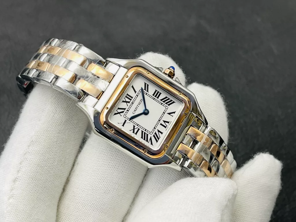 The square double case of the Panthère de Cartier Cheetah gives the watch an elegant and classic look. On the white dial, the Cartier-style hour markers add a touch of brand charm. The blue central hour and minute hands, like two sprites dancing with the time, add a touch of glamour to the watch. As with traditional Cartier watches, the crown is set with a sapphire, the brand's signature, to give the viewer a glimpse of the glamour of the fine watchmaking and jewellery brand Cartier. The crown has a non-slip textured design to facilitate the adjustment of the watch. The crown bridges on either side also provide an additional layer of security. The water resistance of the watch is guaranteed by the WATER RESISTANT engraving on the 18-carat yellow gold case back, beneath the Cartier logo in English. The flexible link bracelet is another highlight of the watch, which is full of light and sparkle, giving it a unique elegance and luxury from top to bottom. Size: small 22MMX32MM, medium 27X37MM, thickness 6MM. Case: 316L steel. Dial: classic silver plated white. Hands: burnished steel blue. Glass: sapphire crystal. Strap: 316L steel. Crown: set with blue spinels/diamonds. Movement: Swiss quartz.