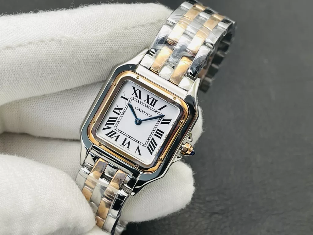 The square double case of the Panthère de Cartier Cheetah gives the watch an elegant and classic look. On the white dial, the Cartier-style hour markers add a touch of brand charm. The blue central hour and minute hands, like two sprites dancing with the time, add a touch of glamour to the watch. As with traditional Cartier watches, the crown is set with a sapphire, the brand's signature, to give the viewer a glimpse of the glamour of the fine watchmaking and jewellery brand Cartier. The crown has a non-slip textured design to facilitate the adjustment of the watch. The crown bridges on either side also provide an additional layer of security. The water resistance of the watch is guaranteed by the WATER RESISTANT engraving on the 18-carat yellow gold case back, beneath the Cartier logo in English. The flexible link bracelet is another highlight of the watch, which is full of light and sparkle, giving it a unique elegance and luxury from top to bottom. Size: small 22MMX32MM, medium 27X37MM, thickness 6MM. Case: 316L steel. Dial: classic silver plated white. Hands: burnished steel blue. Glass: sapphire crystal. Strap: 316L steel. Crown: set with blue spinels/diamonds. Movement: Swiss quartz.