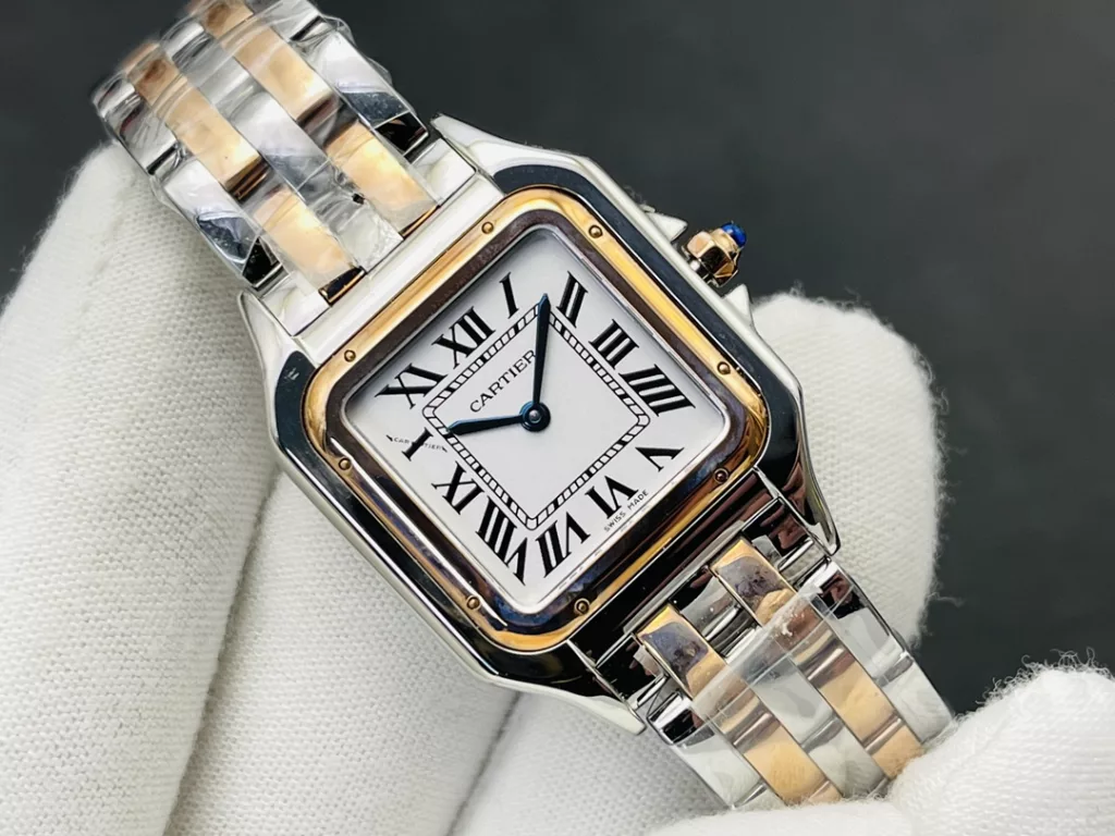 The square double case of the Panthère de Cartier Cheetah gives the watch an elegant and classic look. On the white dial, the Cartier-style hour markers add a touch of brand charm. The blue central hour and minute hands, like two sprites dancing with the time, add a touch of glamour to the watch. As with traditional Cartier watches, the crown is set with a sapphire, the brand's signature, to give the viewer a glimpse of the glamour of the fine watchmaking and jewellery brand Cartier. The crown has a non-slip textured design to facilitate the adjustment of the watch. The crown bridges on either side also provide an additional layer of security. The water resistance of the watch is guaranteed by the WATER RESISTANT engraving on the 18-carat yellow gold case back, beneath the Cartier logo in English. The flexible link bracelet is another highlight of the watch, which is full of light and sparkle, giving it a unique elegance and luxury from top to bottom. Size: small 22MMX32MM, medium 27X37MM, thickness 6MM. Case: 316L steel. Dial: classic silver plated white. Hands: burnished steel blue. Glass: sapphire crystal. Strap: 316L steel. Crown: set with blue spinels/diamonds. Movement: Swiss quartz.