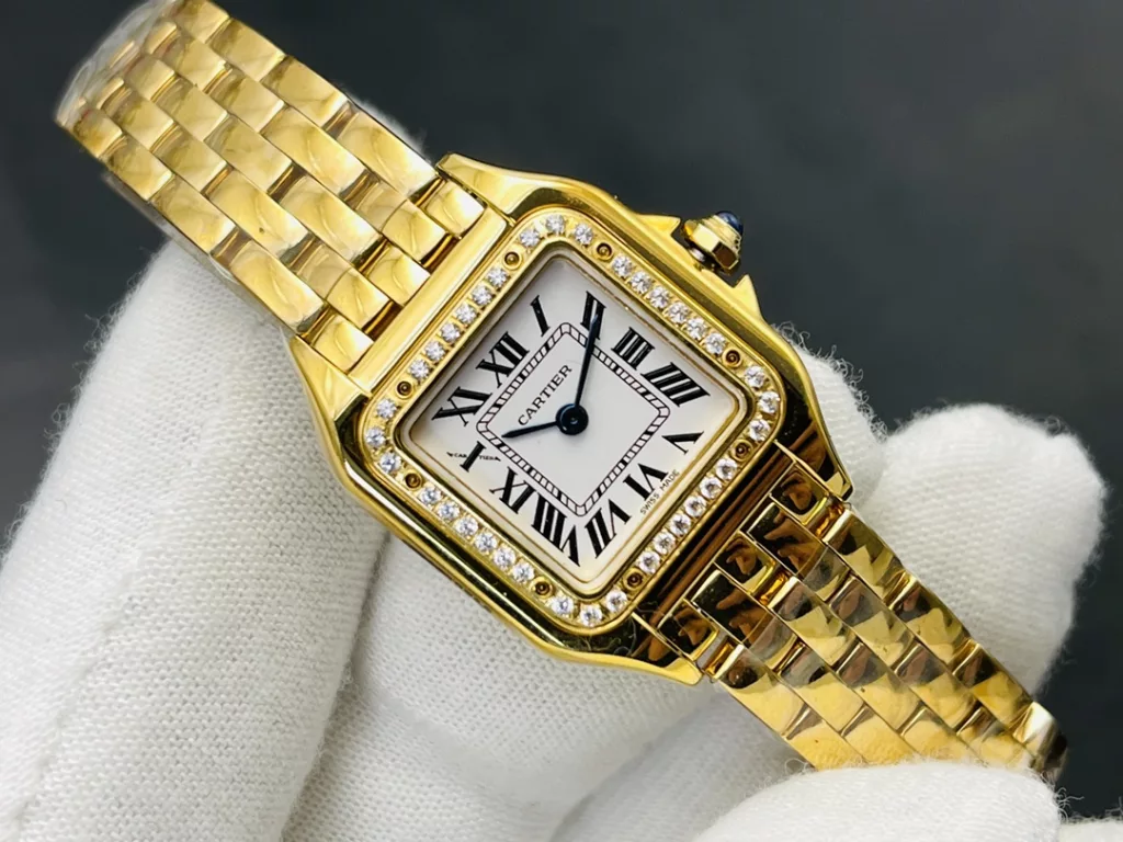 The square double case of the Panthère de Cartier Cheetah gives the watch an elegant and classic look. On the white dial, the Cartier-style hour markers add a touch of brand charm. The blue central hour and minute hands, like two sprites dancing with the time, add a touch of glamour to the watch. As with traditional Cartier watches, the crown is set with a sapphire, the brand's signature, to give the viewer a glimpse of the glamour of the fine watchmaking and jewellery brand Cartier. The crown has a non-slip textured design to facilitate the adjustment of the watch. The crown bridges on either side also provide an additional layer of security. The water resistance of the watch is guaranteed by the WATER RESISTANT engraving on the 18-carat yellow gold case back, beneath the Cartier logo in English. The flexible link bracelet is another highlight of the watch, which is full of light and sparkle, giving it a unique elegance and luxury from top to bottom. Size: small 22MMX32MM, medium 27X37MM, thickness 6MM. Case: 316L steel. Dial: classic silver plated white. Hands: burnished steel blue. Glass: sapphire crystal. Strap: 316L steel. Crown: set with blue spinels/diamonds. Movement: Swiss quartz.