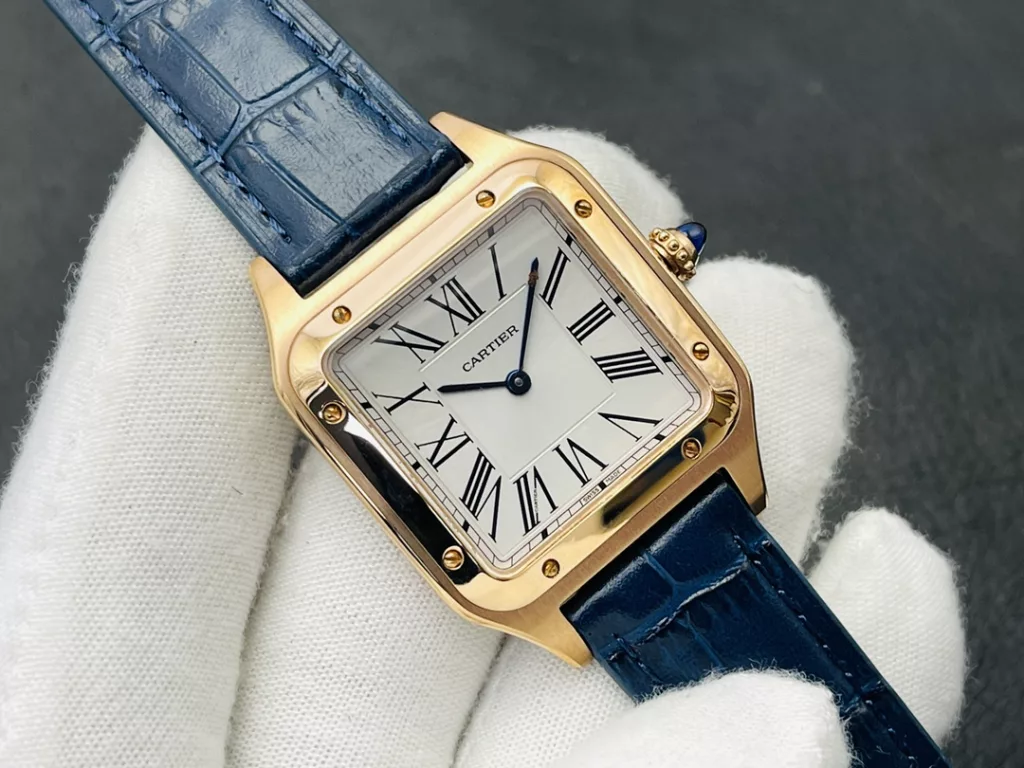 Car. Cartier SANTOS-DUMONT collection WSSA0022 couple's watch! top configuration: 316L steel - silver-plated frosted dial! Hardened sword-shaped blued steel hands! Swiss quartz for precision and stability with no return! Diameter 43.5 x 31.4 mm for the medium and 38 x 27.5 mm for the small!