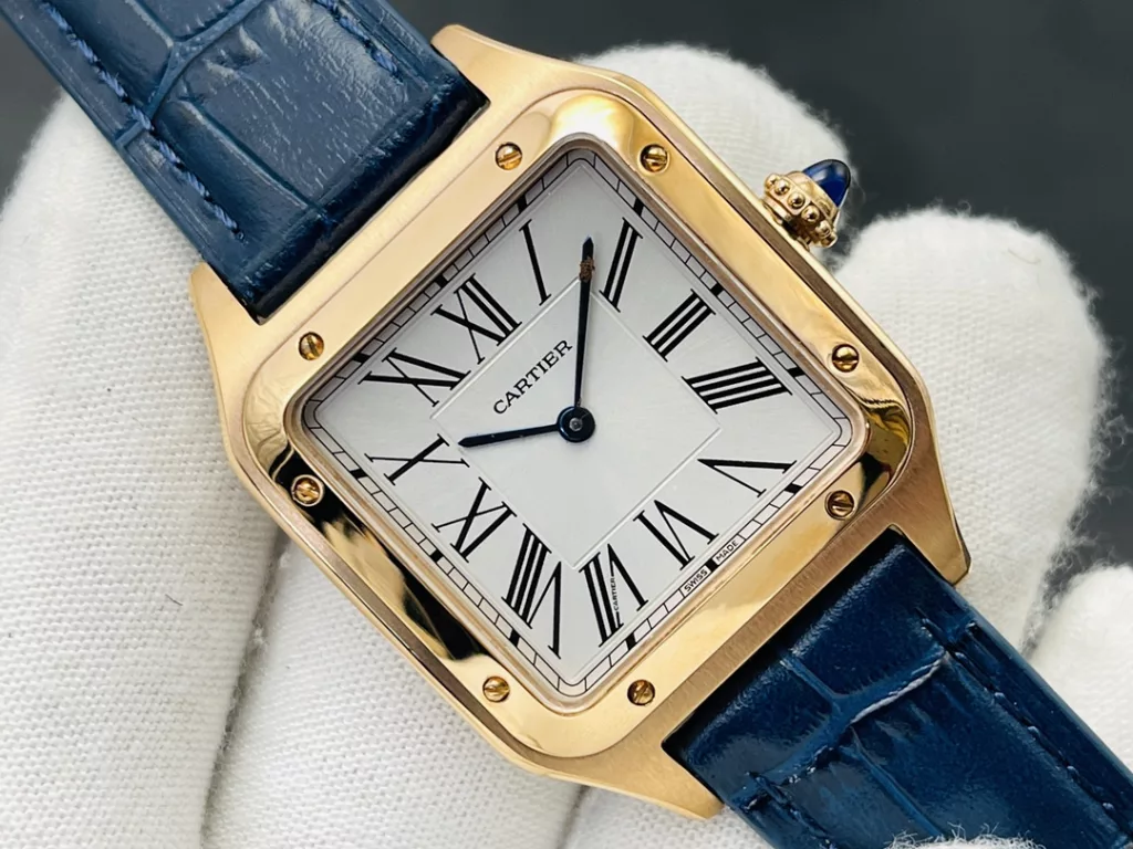 Car. Cartier SANTOS-DUMONT collection WSSA0022 couple's watch! top configuration: 316L steel - silver-plated frosted dial! Hardened sword-shaped blued steel hands! Swiss quartz for precision and stability with no return! Diameter 43.5 x 31.4 mm for the medium and 38 x 27.5 mm for the small!