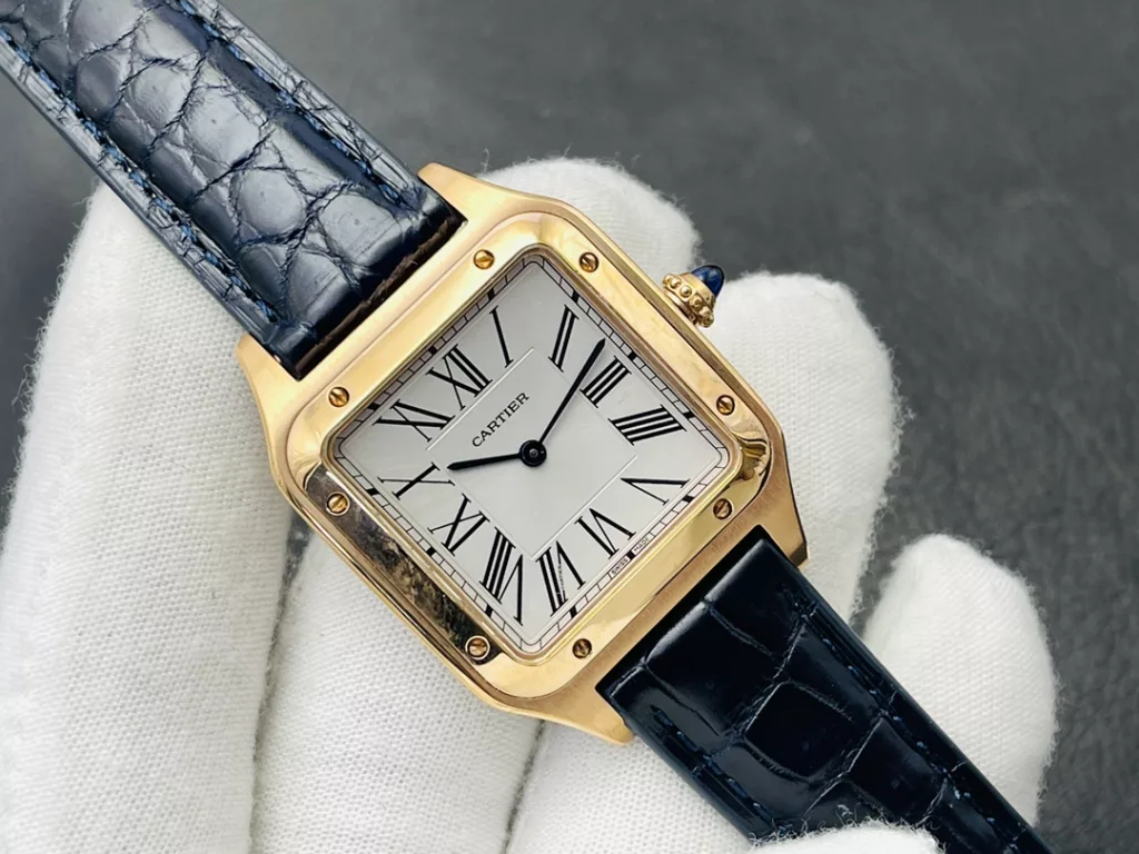 Car. Cartier SANTOS-DUMONT collection WSSA0022 couple's watch! top configuration: 316L steel - silver-plated frosted dial! Hardened sword-shaped blued steel hands!Swiss quartz for precision and stability with no return! Diameter 43.5 x 31.4 mm for the medium and 38 x 27.5 mm for the small!