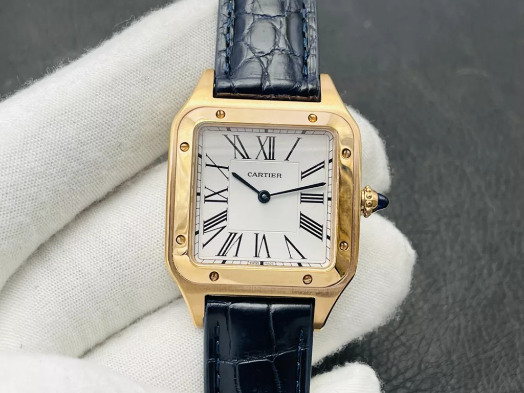 Car. Cartier SANTOS-DUMONT collection WSSA0022 couple's watch! top configuration: 316L steel - silver-plated frosted dial! Hardened sword-shaped blued steel hands!Swiss quartz for precision and stability with no return! Diameter 43.5 x 31.4 mm for the medium and 38 x 27.5 mm for the small!