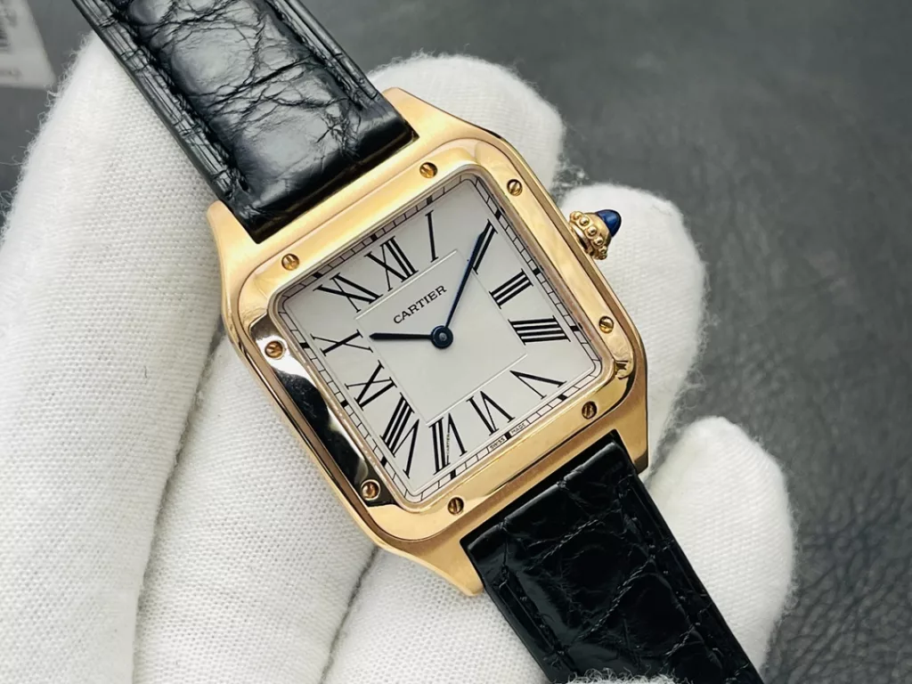 Car. Cartier SANTOS-DUMONT collection WSSA0022 couple's watch! top configuration: 316L steel - silver-plated frosted dial! Hardened sword-shaped blued steel hands! Swiss quartz for precision and stability with no return! Diameter 43.5 x 31.4 mm for the medium and 38 x 27.5 mm for the small!