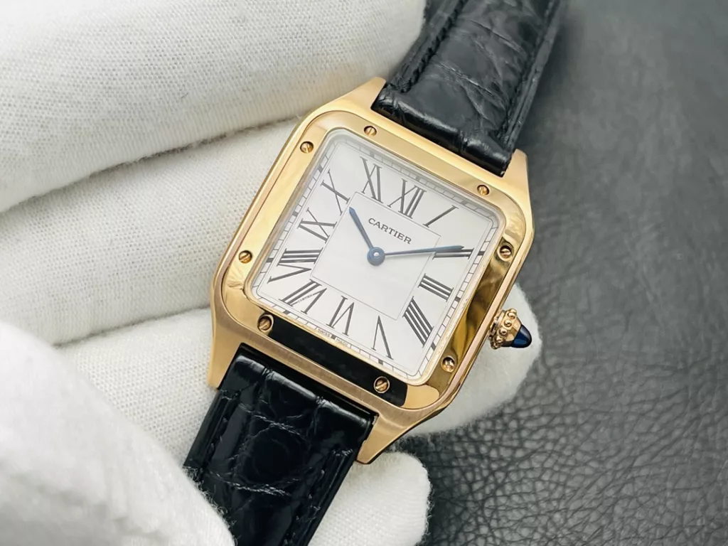 Car. Cartier SANTOS-DUMONT collection WSSA0022 couple's watch! top configuration: 316L steel - silver-plated frosted dial! Hardened sword-shaped blued steel hands! Swiss quartz for precision and stability with no return! Diameter 43.5 x 31.4 mm for the medium and 38 x 27.5 mm for the small!