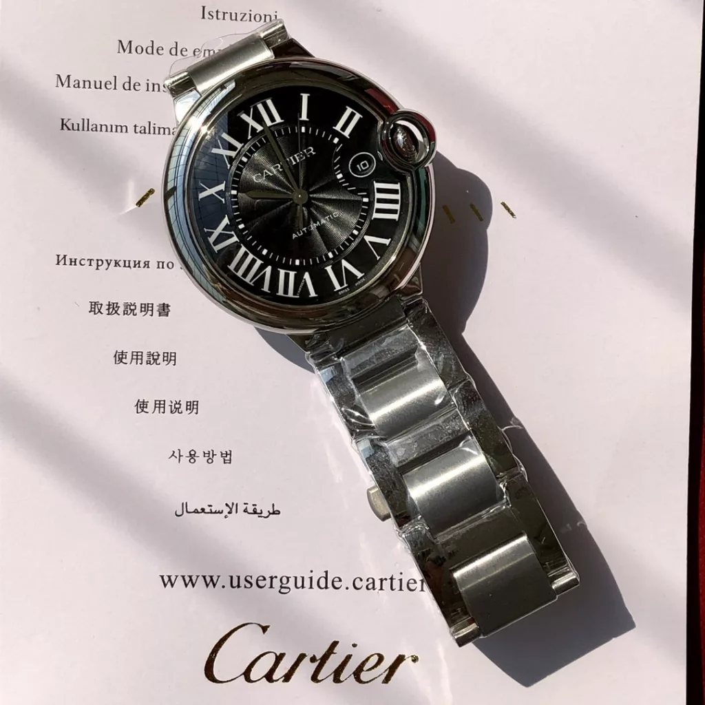 Cartier Blue Balloon, men's size ~ 42mm, the exact same case set strap, even each accessory can be interchanged with the authentic, fully automatic mechanical movement, to do the same with the counter each piece has an independent identity number, double divine sapphire crystal fisheye glass, high definition sunray silver plated panel 1600 degrees Celsius quenched and made of burnished steel blue needle, drum-shaped handle jewel full penetration of blue light, are truly perfect to every detail!