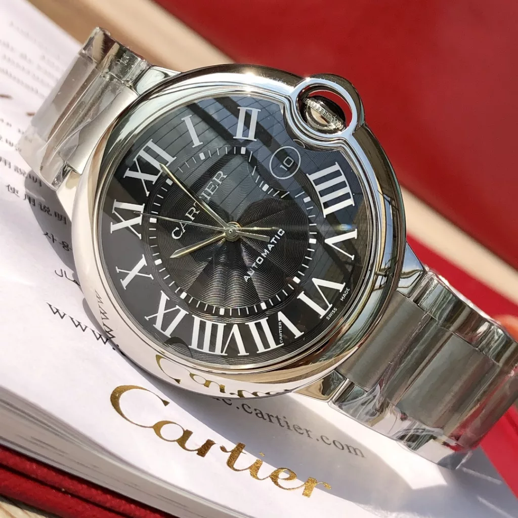 Cartier Blue Balloon, men's size ~ 42mm, the exact same case set strap, even each accessory can be interchanged with the authentic, fully automatic mechanical movement, to do the same with the counter each piece has an independent identity number, double divine sapphire crystal fisheye glass, high definition sunray silver plated panel 1600 degrees Celsius quenched and made of burnished steel blue needle, drum-shaped handle jewel full penetration of blue light, are truly perfect to every detail!