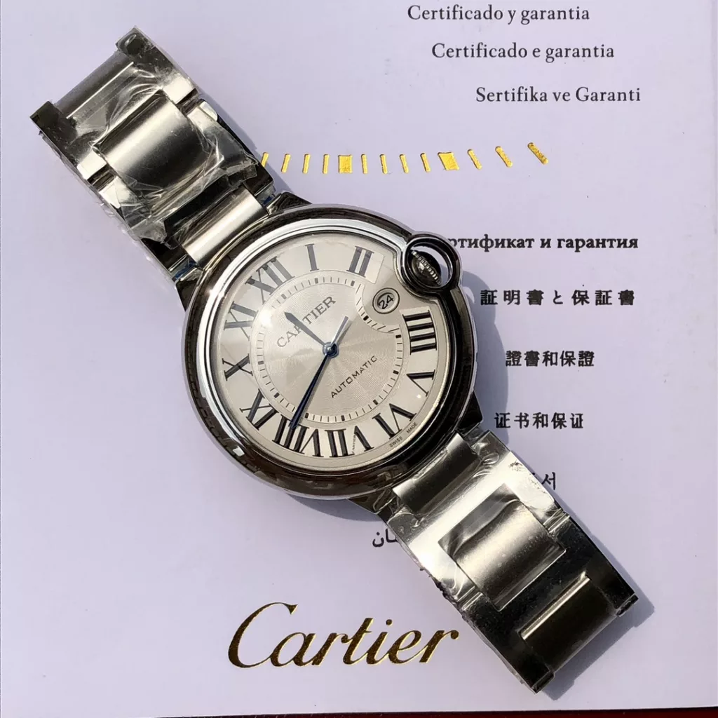 Cartier Blue Balloon, men's size ~ 42mm, the exact same case set strap, even each accessory can be interchanged with the authentic, fully automatic mechanical movement, to do the same with the counter each piece has an independent identity number, double divine sapphire crystal fisheye glass, high definition sunray silver plated panel 1600 degrees Celsius quenched and made of burnished steel blue needle, drum-shaped handle jewel full penetration of blue light, are truly perfect to every detail!