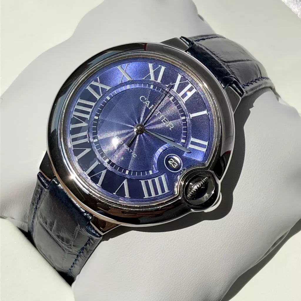 Cartier Blue Balloon, men's size ~ 42mm, the exact same case set strap, even each accessory can be interchanged with the authentic, fully automatic mechanical movement, to do the same with the counter each piece has an independent identity number, double divine sapphire crystal fisheye glass, high definition sunray silver plated panel 1600 degrees Celsius quenched and made of burnished steel blue needle, drum-shaped handle jewel full penetration of blue light, are truly perfect to every detail!