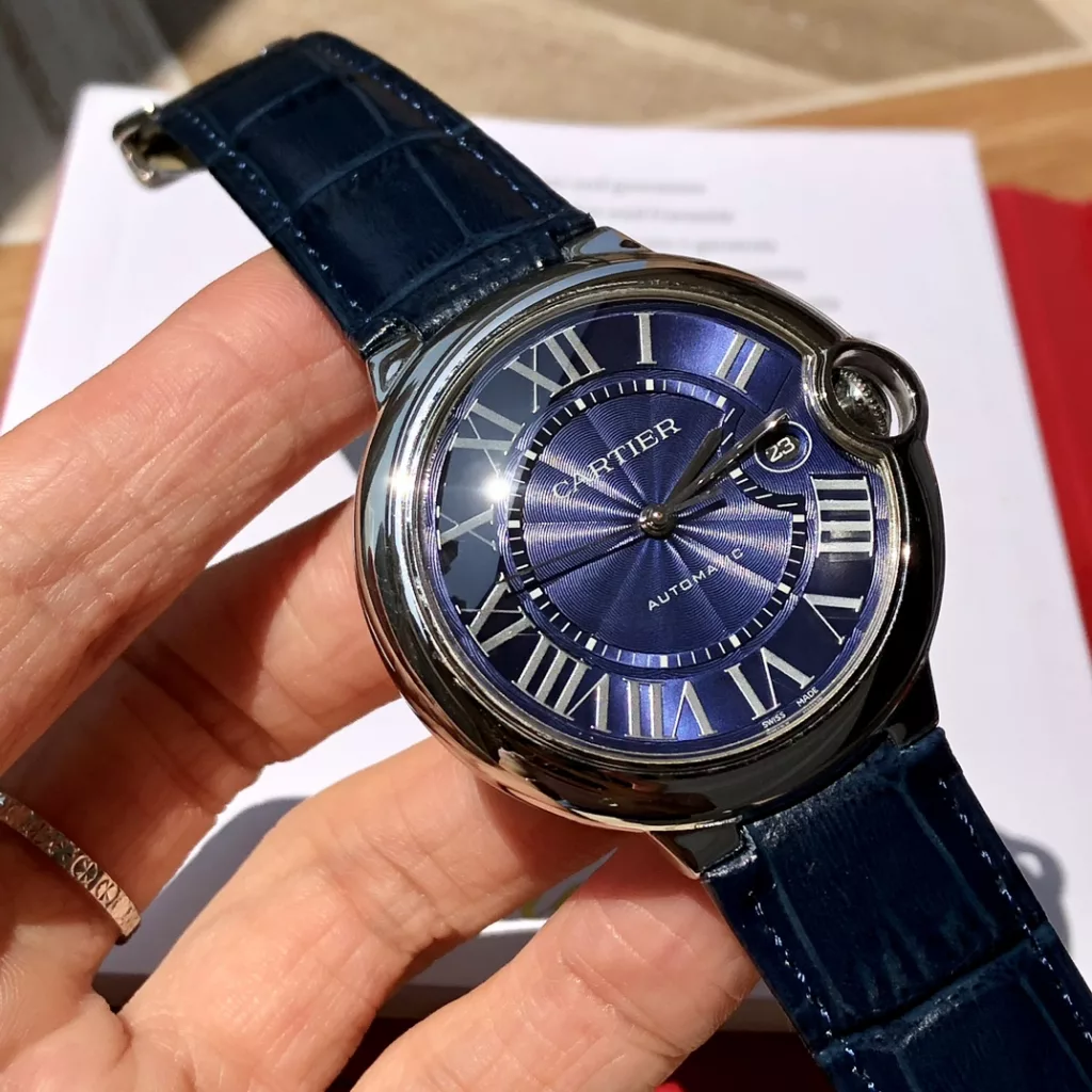 Cartier Blue Balloon, men's size ~ 42mm, the exact same case set strap, even each accessory can be interchanged with the authentic, fully automatic mechanical movement, to do the same with the counter each piece has an independent identity number, double divine sapphire crystal fisheye glass, high definition sunray silver plated panel 1600 degrees Celsius quenched and made of burnished steel blue needle, drum-shaped handle jewel full penetration of blue light, are truly perfect to every detail!