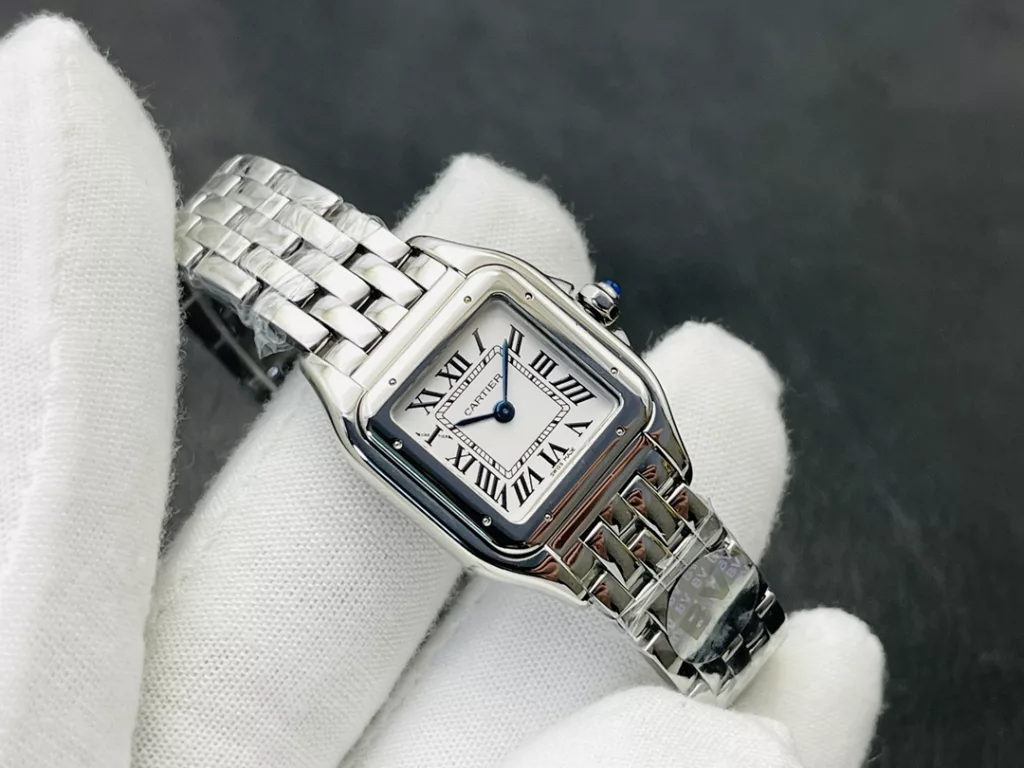 The square double case of the Panthère de Cartier Cheetah gives the watch an elegant and classic look. On the white dial, the Cartier-style hour markers add a touch of brand charm. The blue central hour and minute hands, like two sprites dancing with the time, add a touch of glamour to the watch. As with traditional Cartier watches, the crown is set with a sapphire, the brand's signature, to give the viewer a glimpse of the glamour of the fine watchmaking and jewellery brand Cartier. The crown has a non-slip textured design to facilitate the adjustment of the watch. The crown bridges on either side also provide an additional layer of security. The water resistance of the watch is guaranteed by the WATER RESISTANT engraving on the 18-carat yellow gold case back, beneath the Cartier logo in English. The flexible link bracelet is another highlight of the watch, emitting an obsessive, full-bodied glow everywhere, giving it a unique elegance and luxury from top to bottom. 1️⃣Size: small 22MMX32MM, medium 27X37MM, thickness 6MM 2️⃣Case: 316L steel 3️⃣Dial: classic silver-plated white 4️⃣Hand: burnished steel blue 5️⃣Glass: sapphire crystal 6 ⃣️ Strap: 316L steel 7️⃣Crown: set with blue spinels/diamonds 8️⃣Movement: Swiss quartz