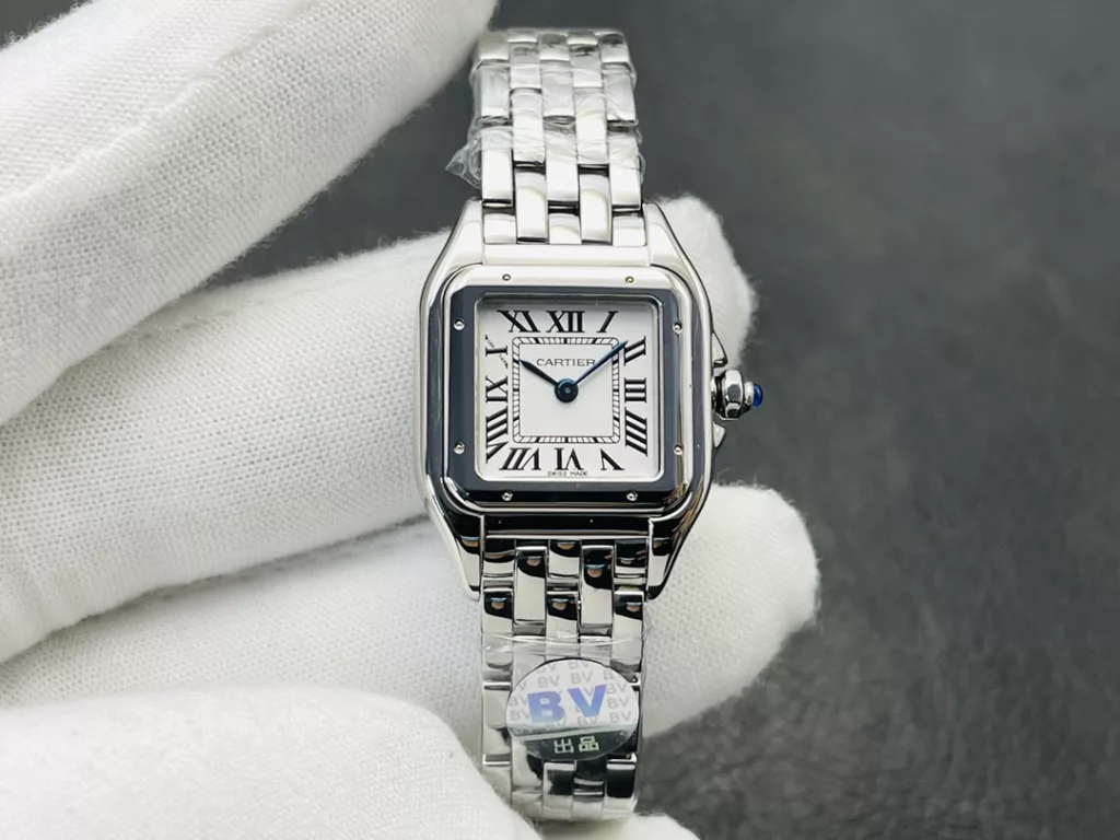 The square double case of the Panthère de Cartier Cheetah gives the watch an elegant and classic look. On the white dial, the Cartier-style hour markers add a touch of brand charm. The blue central hour and minute hands, like two sprites dancing with the time, add a touch of glamour to the watch. As with traditional Cartier watches, the crown is set with a sapphire, the brand's signature, to give the viewer a glimpse of the glamour of the fine watchmaking and jewellery brand Cartier. The crown has a non-slip textured design to facilitate the adjustment of the watch. The crown bridges on either side also provide an additional layer of security. The water resistance of the watch is guaranteed by the WATER RESISTANT engraving on the 18-carat yellow gold case back, beneath the Cartier logo in English. The flexible link bracelet is another highlight of the watch, emitting an obsessive, full-bodied glow everywhere, giving it a unique elegance and luxury from top to bottom. 1️⃣Size: small 22MMX32MM, medium 27X37MM, thickness 6MM 2️⃣Case: 316L steel 3️⃣Dial: classic silver-plated white 4️⃣Hand: burnished steel blue 5️⃣Glass: sapphire crystal 6 ⃣️ Strap: 316L steel 7️⃣Crown: set with blue spinels/diamonds 8️⃣Movement: Swiss quartz