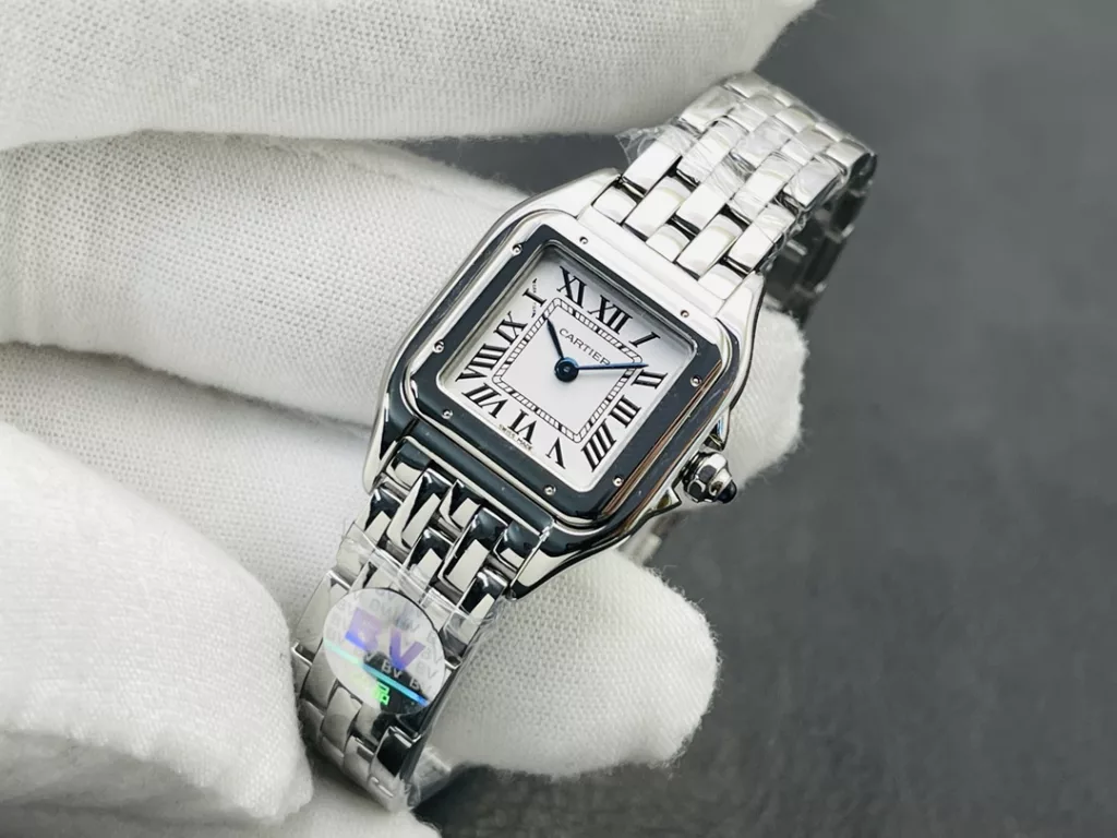 The square double case of the Panthère de Cartier Cheetah gives the watch an elegant and classic look. On the white dial, the Cartier-style hour markers add a touch of brand charm. The blue central hour and minute hands, like two sprites dancing with the time, add a touch of glamour to the watch. As with traditional Cartier watches, the crown is set with a sapphire, the brand's signature, to give the viewer a glimpse of the glamour of the fine watchmaking and jewellery brand Cartier. The crown has a non-slip textured design to facilitate the adjustment of the watch. The crown bridges on either side also provide an additional layer of security. The water resistance of the watch is guaranteed by the WATER RESISTANT engraving on the 18-carat yellow gold case back, beneath the Cartier logo in English. The flexible link bracelet is another highlight of the watch, emitting an obsessive, full-bodied glow everywhere, giving it a unique elegance and luxury from top to bottom. 1️⃣Size: small 22MMX32MM, medium 27X37MM, thickness 6MM 2️⃣Case: 316L steel 3️⃣Dial: classic silver-plated white 4️⃣Hand: burnished steel blue 5️⃣Glass: sapphire crystal 6 ⃣️ Strap: 316L steel 7️⃣Crown: set with blue spinels/diamonds 8️⃣Movement: Swiss quartz