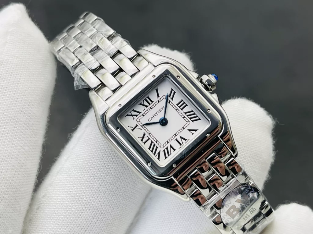 The square double case of the Panthère de Cartier Cheetah gives the watch an elegant and classic look. On the white dial, the Cartier-style hour markers add a touch of brand charm. The blue central hour and minute hands, like two sprites dancing with the time, add a touch of glamour to the watch. As with traditional Cartier watches, the crown is set with a sapphire, the brand's signature, to give the viewer a glimpse of the glamour of the fine watchmaking and jewellery brand Cartier. The crown has a non-slip textured design to facilitate the adjustment of the watch. The crown bridges on either side also provide an additional layer of security. The water resistance of the watch is guaranteed by the WATER RESISTANT engraving on the 18-carat yellow gold case back, beneath the Cartier logo in English. The flexible link bracelet is another highlight of the watch, emitting an obsessive, full-bodied glow everywhere, giving it a unique elegance and luxury from top to bottom. 1️⃣Size: small 22MMX32MM, medium 27X37MM, thickness 6MM 2️⃣Case: 316L steel 3️⃣Dial: classic silver-plated white 4️⃣Hand: burnished steel blue 5️⃣Glass: sapphire crystal 6 ⃣️ Strap: 316L steel 7️⃣Crown: set with blue spinels/diamonds 8️⃣Movement: Swiss quartz