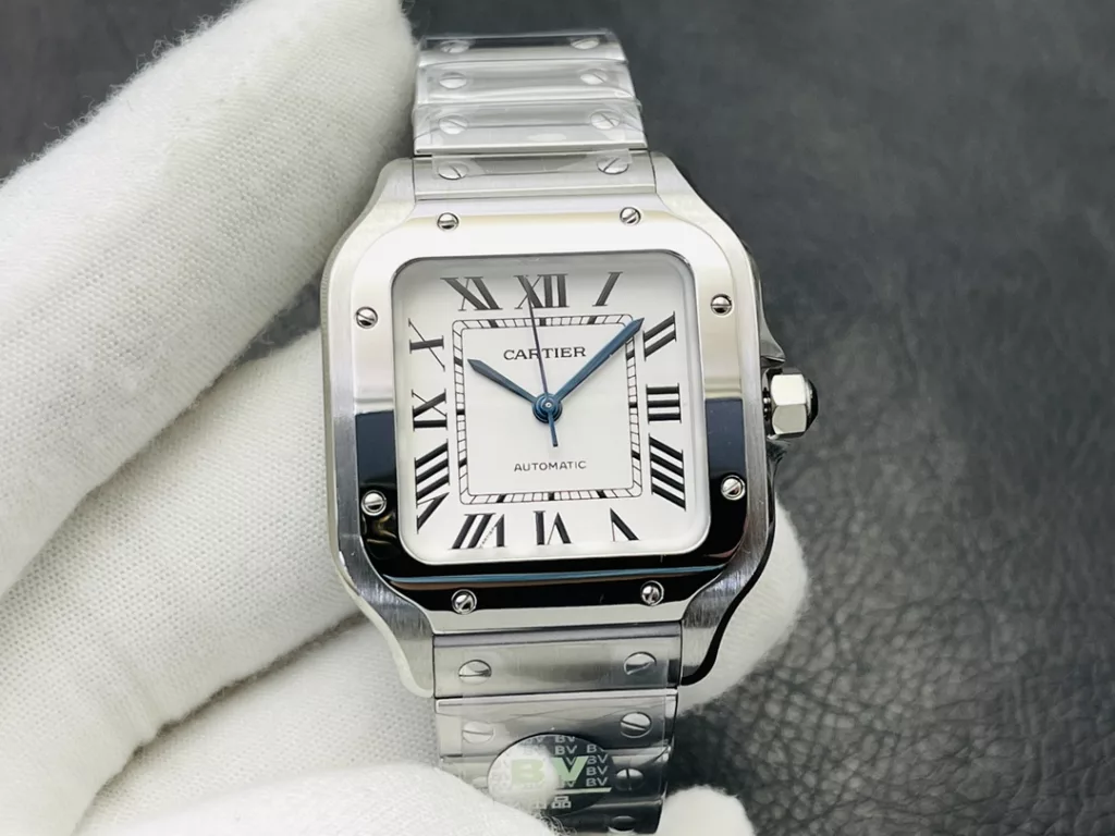 Cartier's new Santos couple's watch! A wonderful interpretation of a classic! Detailed features: 1️⃣[case] Genuine open-moulded, equipped with the best imported 316L material! 2️⃣[Dial] Genuine open-molded dial! 3️⃣【Hand】Swiss craft burnished blue hand, the closest to genuine baked blue hand! 4️⃣【glass】Swiss transparent white film/anti-string/handprint! 5️⃣【Strap】Equipped with the ergonomic SmartLink removal system, the most sensitive quick release function in the market!6️⃣[Size] Men's 39.8mm x 47.5mm, 9.08mm thick, Women's 35.1mm x 43.5mm, 9.08mm thick! 7️⃣[Crown] Multi-cut pointed sapphire 8️⃣【Movement】Imported MIYOTA-9015 movement conversion (with original 1847MC automatic hammer) 9️⃣BV genuine 1:1 open model, truly interchangeable with the original accessories. Equipped with a card… Two practical inventions by Diya: the 