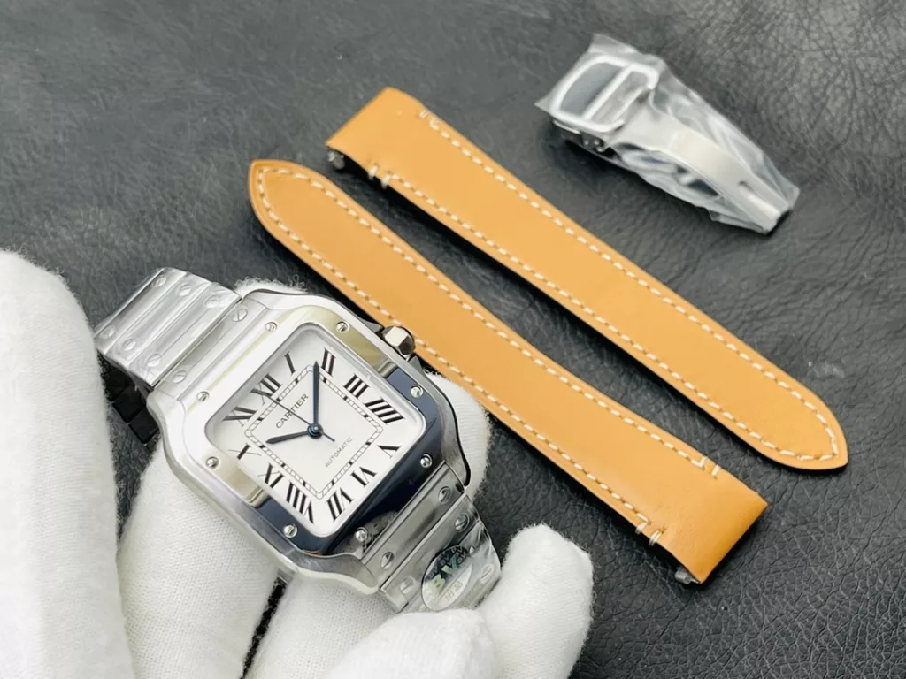 Cartier's new Santos couple's watch! A wonderful interpretation of a classic! Detailed features: 1️⃣[case] Genuine open-moulded, equipped with the best imported 316L material! 2️⃣[Dial] Genuine open-molded dial! 3️⃣【Hand】Swiss craft burnished blue hand, the closest to genuine baked blue hand! 4️⃣【glass】Swiss transparent white film/anti-string/handprint! 5️⃣【Strap】Equipped with the ergonomic SmartLink removal system, the most sensitive quick release function in the market!6️⃣[Size] Men's 39.8mm x 47.5mm, 9.08mm thick, Women's 35.1mm x 43.5mm, 9.08mm thick! 7️⃣[Crown] Multi-cut pointed sapphire 8️⃣【Movement】Imported MIYOTA-9015 movement conversion (with original 1847MC automatic hammer) 9️⃣BV genuine 1:1 open model, truly interchangeable with the original accessories. Equipped with a card… Two practical inventions by Diya: the 