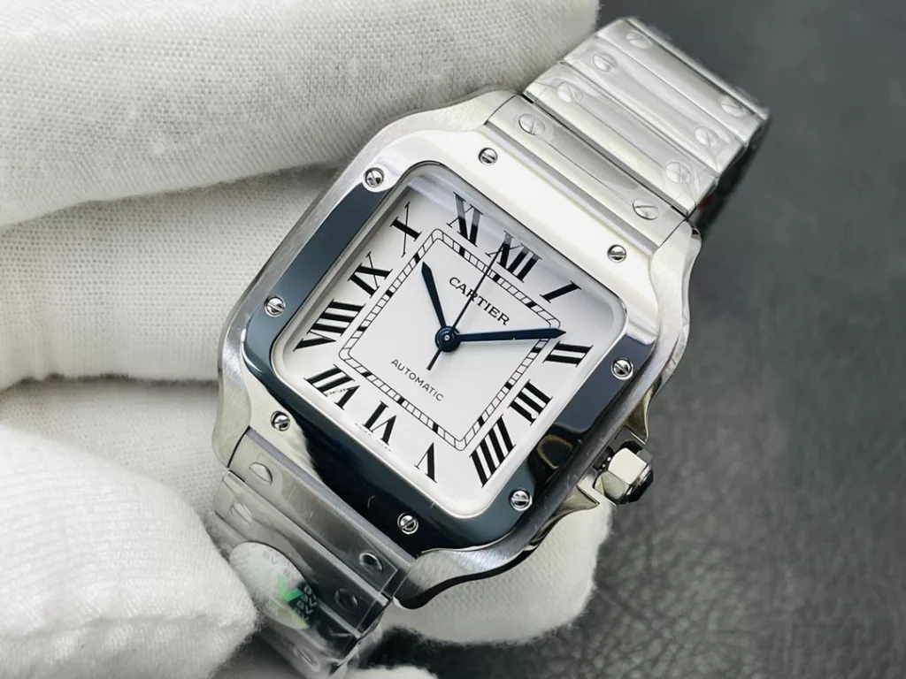 Cartier's new Santos couple's watch! A wonderful interpretation of a classic! Detailed features: 1️⃣[case] Genuine open-moulded, equipped with the best imported 316L material! 2️⃣[Dial] Genuine open-molded dial! 3️⃣【Hand】Swiss craft burnished blue hand, the closest to genuine baked blue hand! 4️⃣【glass】Swiss transparent white film/anti-string/handprint! 5️⃣【Strap】Equipped with the ergonomic SmartLink removal system, the most sensitive quick release function in the market!6️⃣[Size] Men's 39.8mm x 47.5mm, 9.08mm thick, Women's 35.1mm x 43.5mm, 9.08mm thick! 7️⃣[Crown] Multi-cut pointed sapphire 8️⃣【Movement】Imported MIYOTA-9015 movement conversion (with original 1847MC automatic hammer) 9️⃣BV genuine 1:1 open model, truly interchangeable with the original accessories. Equipped with a card… Two practical inventions by Diya: the 