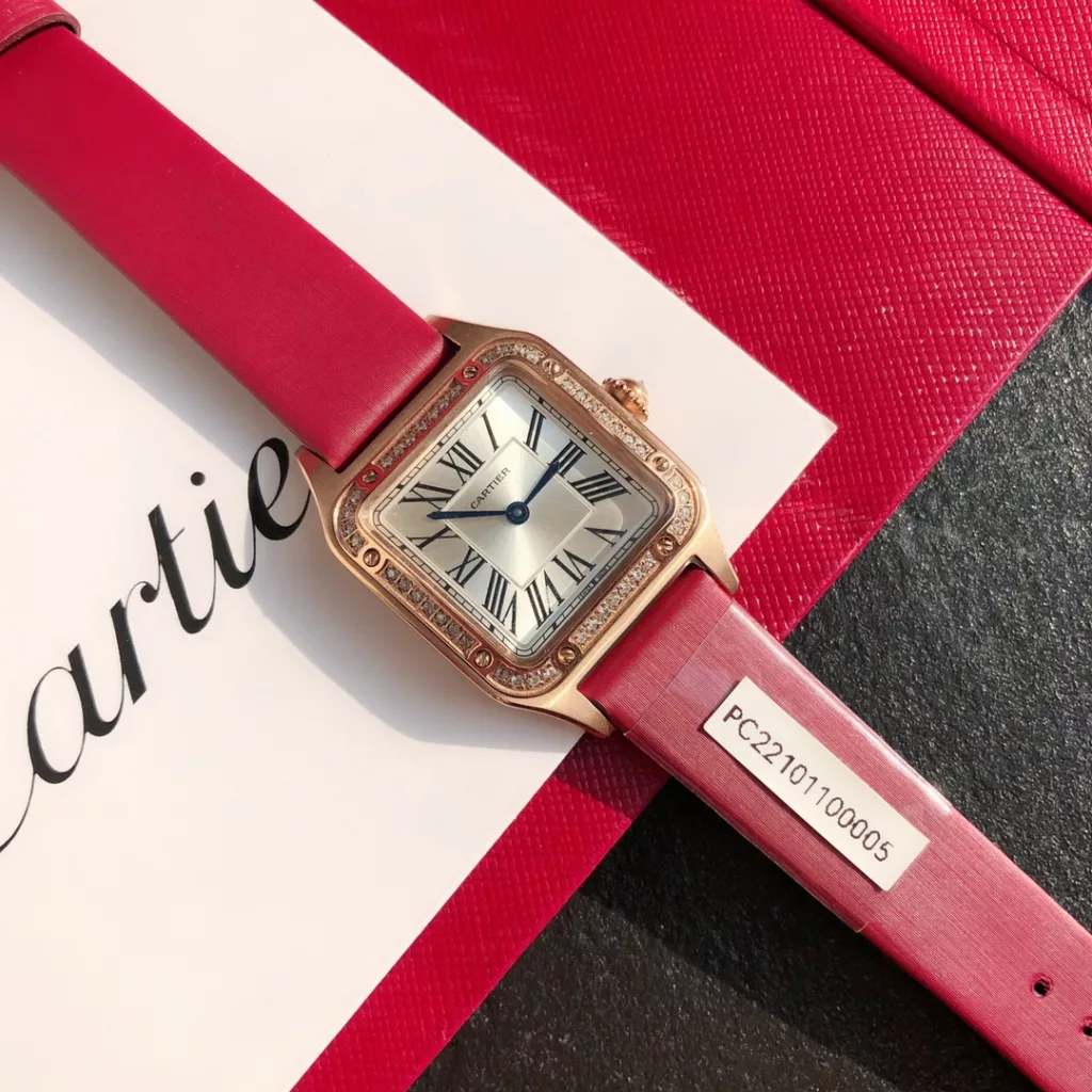 Cartier Santos ultra-thin Dumont full circle diamond watch. Ref. WJSA0017. Size 27.5 ✖️38mm. Genuine diamond set, gold clad case, stainless steel 904L throughout. Clad in 18k rose gold. Dial set with 44 brilliant-cut round diamonds (0.46 carat or so) Certificate of approval from a national professional testing body, one watch, one code, one certificate, support for customer re-inspection, fake one for ten thousand! Imported American alligator leather strap. Sapphire crystal bezel is polished, 1600 degrees Celsius burnished steel blue hands. The dial is 904L stainless steel satin-brushed and silvered with a ray pattern. The eight exposed screws continue the legacy of the exemplary masterpieces of the Santos collection. The legendary aviator Albert-Sandoz-Dumont exemplified the spirit of pioneering with his tireless spirit of adventure. Today, the Santos de Cartier watch is a vivid recreation of the legend of Santos' flight, between reality and fiction.