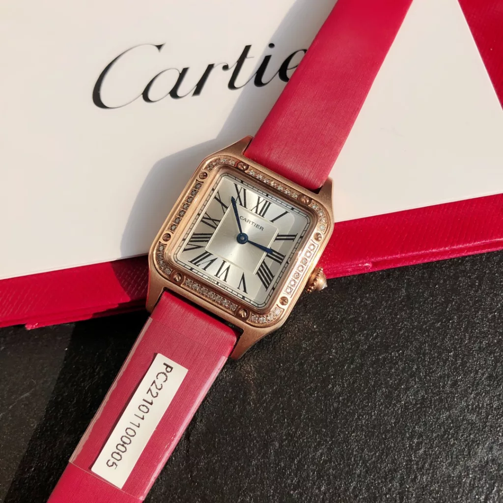 Cartier Santos ultra-thin Dumont full circle diamond watch. Ref. WJSA0017. Size 27.5 ✖️38mm. Genuine diamond set, gold clad case, stainless steel 904L throughout. Clad in 18k rose gold. Dial set with 44 brilliant-cut round diamonds (0.46 carat or so) Certificate of approval from a national professional testing body, one watch, one code, one certificate, support for customer re-inspection, fake one for ten thousand! Imported American alligator leather strap. Sapphire crystal bezel is polished, 1600 degrees Celsius burnished steel blue hands. The dial is 904L stainless steel satin-brushed and silvered with a ray pattern. The eight exposed screws continue the legacy of the exemplary masterpieces of the Santos collection. The legendary aviator Albert-Sandoz-Dumont exemplified the spirit of pioneering with his tireless spirit of adventure. Today, the Santos de Cartier watch is a vivid recreation of the legend of Santos' flight, between reality and fiction.