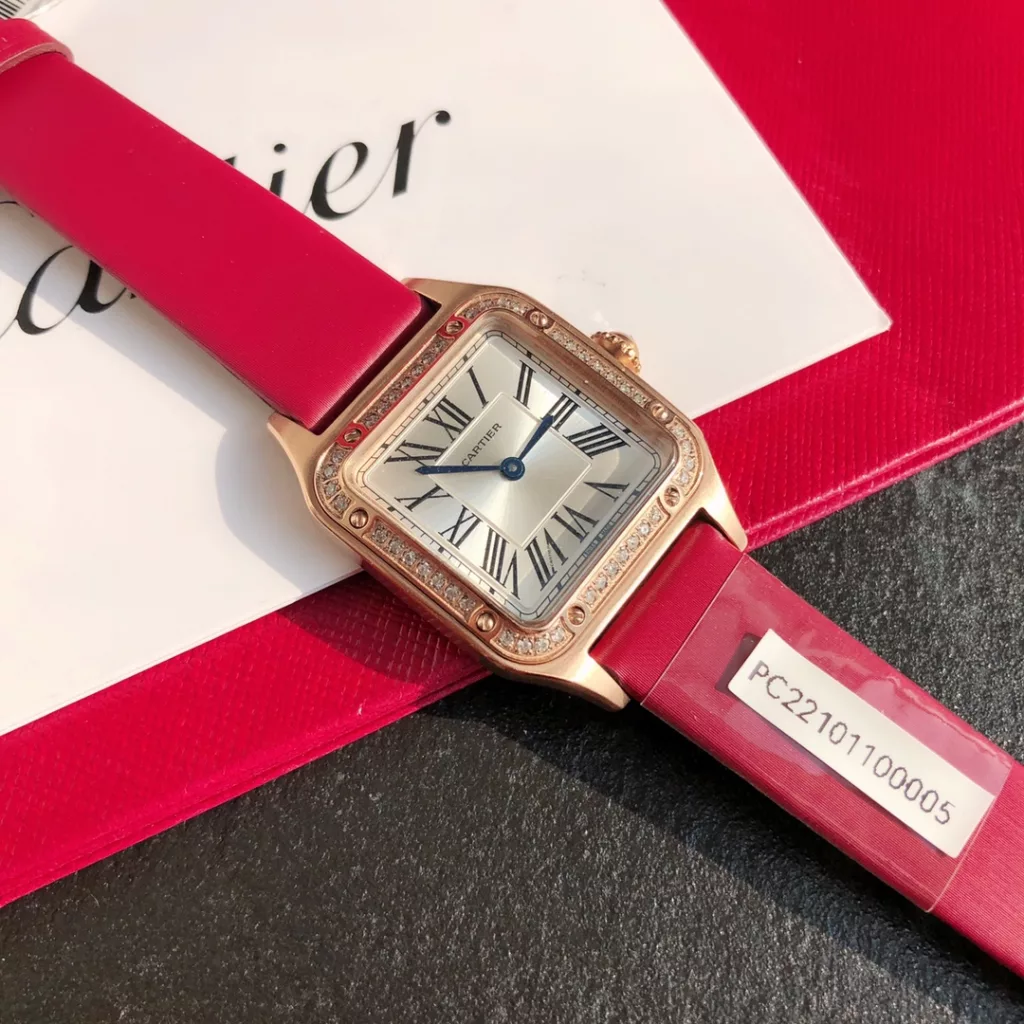 Cartier Santos ultra-thin Dumont full circle diamond watch. Ref. WJSA0017. Size 27.5 ✖️38mm. Genuine diamond set, gold clad case, stainless steel 904L throughout. Clad in 18k rose gold. Dial set with 44 brilliant-cut round diamonds (0.46 carat or so) Certificate of approval from a national professional testing body, one watch, one code, one certificate, support for customer re-inspection, fake one for ten thousand! Imported American alligator leather strap. Sapphire crystal bezel is polished, 1600 degrees Celsius burnished steel blue hands. The dial is 904L stainless steel satin-brushed and silvered with a ray pattern. The eight exposed screws continue the legacy of the exemplary masterpieces of the Santos collection. The legendary aviator Albert-Sandoz-Dumont exemplified the spirit of pioneering with his tireless spirit of adventure. Today, the Santos de Cartier watch is a vivid recreation of the legend of Santos' flight, between reality and fiction.