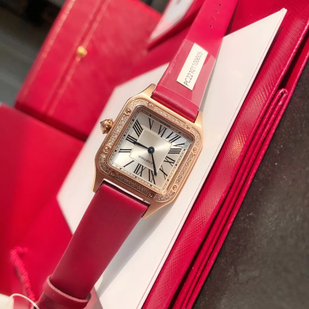 Cartier Santos ultra-thin Dumont full circle diamond watch. Ref. WJSA0017. Size 27.5 ✖️38mm. Genuine diamond set, gold clad case, stainless steel 904L throughout. Clad in 18k rose gold. Dial set with 44 brilliant-cut round diamonds (0.46 carat or so) Certificate of approval from a national professional testing body, one watch, one code, one certificate, support for customer re-inspection, fake one for ten thousand! Imported American alligator leather strap. Sapphire crystal bezel is polished, 1600 degrees Celsius burnished steel blue hands. The dial is 904L stainless steel satin-brushed and silvered with a ray pattern. The eight exposed screws continue the legacy of the exemplary masterpieces of the Santos collection. The legendary aviator Albert-Sandoz-Dumont exemplified the spirit of pioneering with his tireless spirit of adventure. Today, the Santos de Cartier watch is a vivid recreation of the legend of Santos' flight, between reality and fiction.