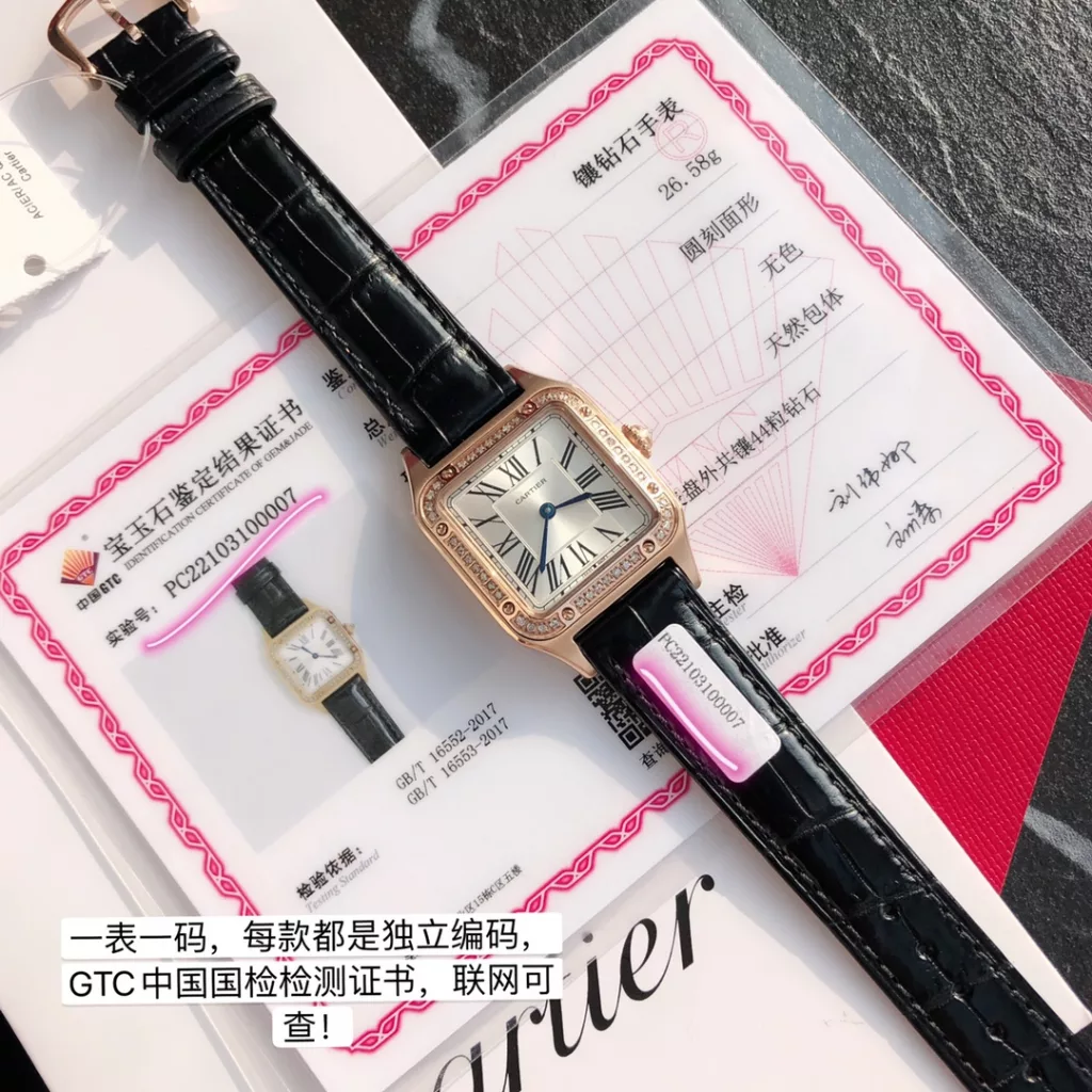 Cartier Santos ultra-thin Dumont full circle diamond watch. Ref. WJSA0017. Size 27.5 ✖️38mm. Genuine diamond set, gold clad case, stainless steel 904L throughout. Clad in 18k rose gold. Dial set with 44 brilliant-cut round diamonds (0.46 carat or so) Certificate of approval from a national professional testing body, one watch, one code, one certificate, support for customer re-inspection, fake one for ten thousand! Imported American alligator leather strap. Sapphire crystal bezel is polished, 1600 degrees Celsius burnished steel blue hands. The dial is 904L stainless steel satin-brushed and silvered with a ray pattern. The eight exposed screws continue the historical legacy of the exemplary masterpieces of the Santos collection. The legendary aviator Albert-Sandoz-Dumont exemplified the spirit of pioneering with his tireless spirit of adventure. Today, the Santos de Cartier watch is a vivid recreation of the legend of Santos' flight, between reality and fiction.