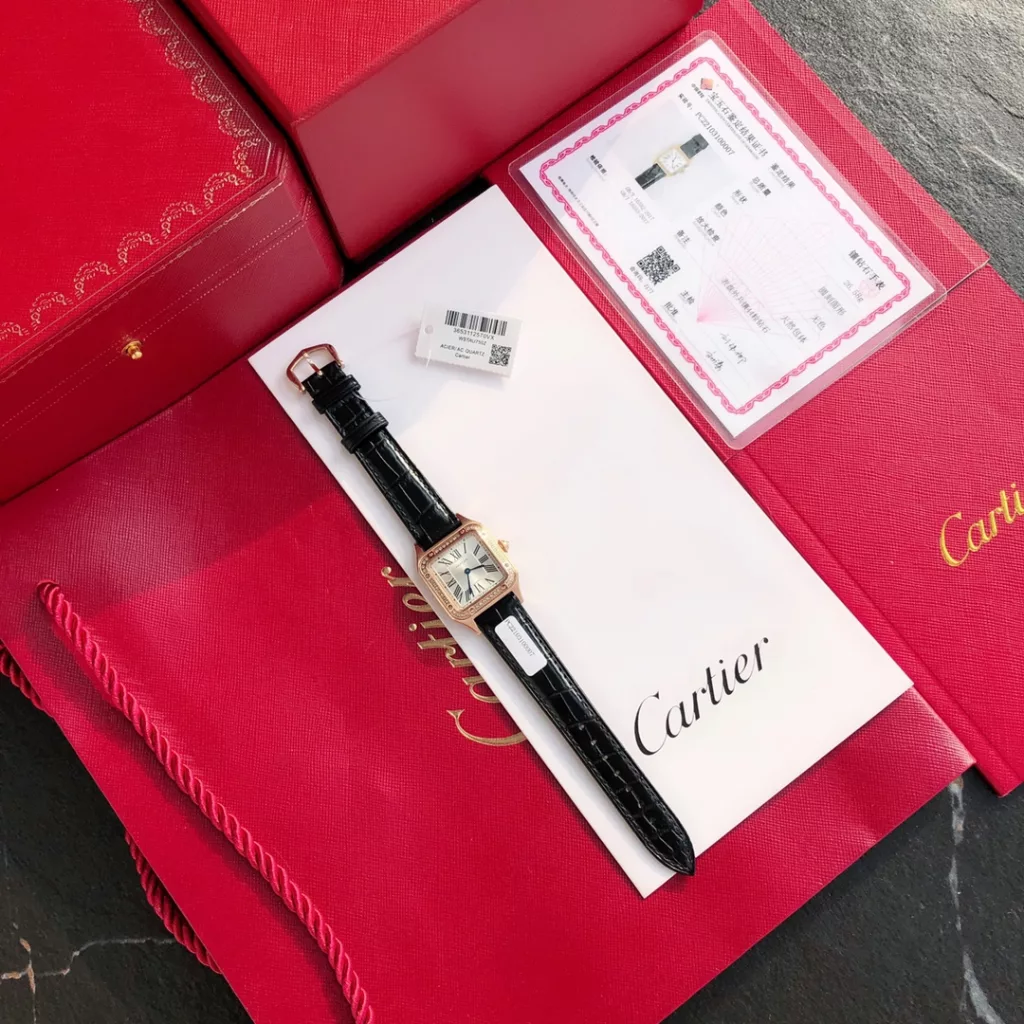 Cartier Santos ultra-thin Dumont full circle diamond watch. Ref. WJSA0017. Size 27.5 ✖️38mm. Genuine diamond set, gold clad case, stainless steel 904L throughout. Clad in 18k rose gold. Dial set with 44 brilliant-cut round diamonds (0.46 carat or so) Certificate of approval from a national professional testing body, one watch, one code, one certificate, support for customer re-inspection, fake one for ten thousand! Imported American alligator leather strap. Sapphire crystal bezel is polished, 1600 degrees Celsius burnished steel blue hands. The dial is 904L stainless steel satin-brushed and silvered with a ray pattern. The eight exposed screws continue the historical legacy of the exemplary masterpieces of the Santos collection. The legendary aviator Albert-Sandoz-Dumont exemplified the spirit of pioneering with his tireless spirit of adventure. Today, the Santos de Cartier watch is a vivid recreation of the legend of Santos' flight, between reality and fiction.