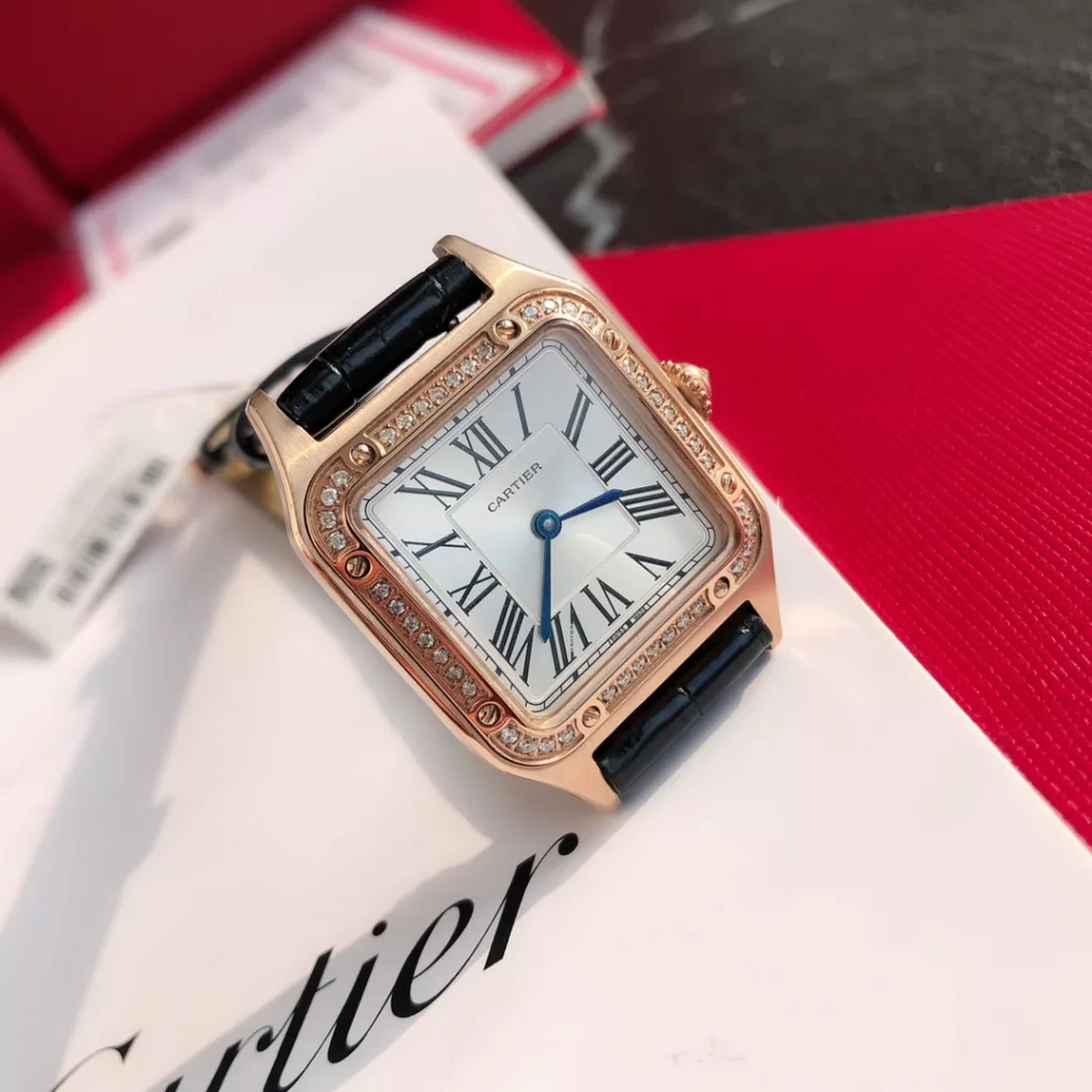 Cartier Santos ultra-thin Dumont full circle diamond watch. Ref. WJSA0017. Size 27.5 ✖️38mm. Genuine diamond set, gold clad case, stainless steel 904L throughout. Clad in 18k rose gold. Dial set with 44 brilliant-cut round diamonds (0.46 carat or so) Certificate of approval from a national professional testing body, one watch, one code, one certificate, support for customer re-inspection, fake one for ten thousand! Imported American alligator leather strap. Sapphire crystal bezel is polished, 1600 degrees Celsius burnished steel blue hands. The dial is 904L stainless steel satin-brushed and silvered with a ray pattern. The eight exposed screws continue the historical legacy of the exemplary masterpieces of the Santos collection. The legendary aviator Albert-Sandoz-Dumont exemplified the spirit of pioneering with his tireless spirit of adventure. Today, the Santos de Cartier watch is a vivid recreation of the legend of Santos' flight, between reality and fiction.