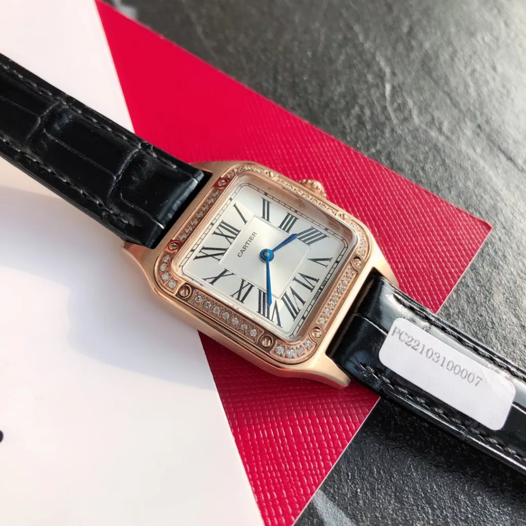 Cartier Santos ultra-thin Dumont full circle diamond watch. Ref. WJSA0017. Size 27.5 ✖️38mm. Genuine diamond set, gold clad case, stainless steel 904L throughout. Clad in 18k rose gold. Dial set with 44 brilliant-cut round diamonds (0.46 carat or so) Certificate of approval from a national professional testing body, one watch, one code, one certificate, support for customer re-inspection, fake one for ten thousand! Imported American alligator leather strap. Sapphire crystal bezel is polished, 1600 degrees Celsius burnished steel blue hands. The dial is 904L stainless steel satin-brushed and silvered with a ray pattern. The eight exposed screws continue the historical legacy of the exemplary masterpieces of the Santos collection. The legendary aviator Albert-Sandoz-Dumont exemplified the spirit of pioneering with his tireless spirit of adventure. Today, the Santos de Cartier watch is a vivid recreation of the legend of Santos' flight, between reality and fiction.