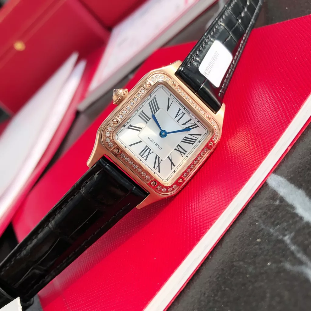 Cartier Santos ultra-thin Dumont full circle diamond watch. Ref. WJSA0017. Size 27.5 ✖️38mm. Genuine diamond set, gold clad case, stainless steel 904L throughout. Clad in 18k rose gold. Dial set with 44 brilliant-cut round diamonds (0.46 carat or so) Certificate of approval from a national professional testing body, one watch, one code, one certificate, support for customer re-inspection, fake one for ten thousand! Imported American alligator leather strap. Sapphire crystal bezel is polished, 1600 degrees Celsius burnished steel blue hands. The dial is 904L stainless steel satin-brushed and silvered with a ray pattern. The eight exposed screws continue the historical legacy of the exemplary masterpieces of the Santos collection. The legendary aviator Albert-Sandoz-Dumont exemplified the spirit of pioneering with his tireless spirit of adventure. Today, the Santos de Cartier watch is a vivid recreation of the legend of Santos' flight, between reality and fiction.