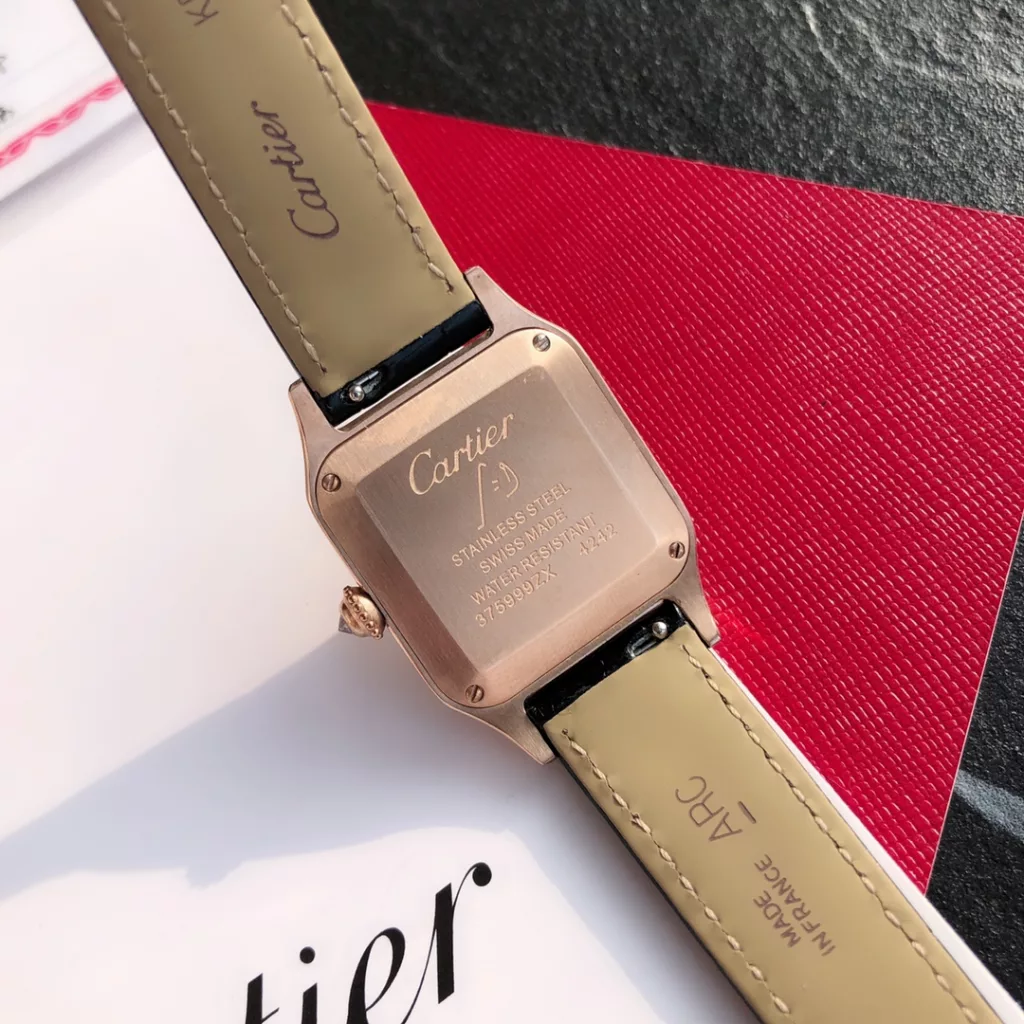 Cartier Santos ultra-thin Dumont full circle diamond watch. Ref. WJSA0017. Size 27.5 ✖️38mm. Genuine diamond set, gold clad case, stainless steel 904L throughout. Clad in 18k rose gold. Dial set with 44 brilliant-cut round diamonds (0.46 carat or so) Certificate of approval from a national professional testing body, one watch, one code, one certificate, support for customer re-inspection, fake one for ten thousand! Imported American alligator leather strap. Sapphire crystal bezel is polished, 1600 degrees Celsius burnished steel blue hands. The dial is 904L stainless steel satin-brushed and silvered with a ray pattern. The eight exposed screws continue the historical legacy of the exemplary masterpieces of the Santos collection. The legendary aviator Albert-Sandoz-Dumont exemplified the spirit of pioneering with his tireless spirit of adventure. Today, the Santos de Cartier watch is a vivid recreation of the legend of Santos' flight, between reality and fiction.