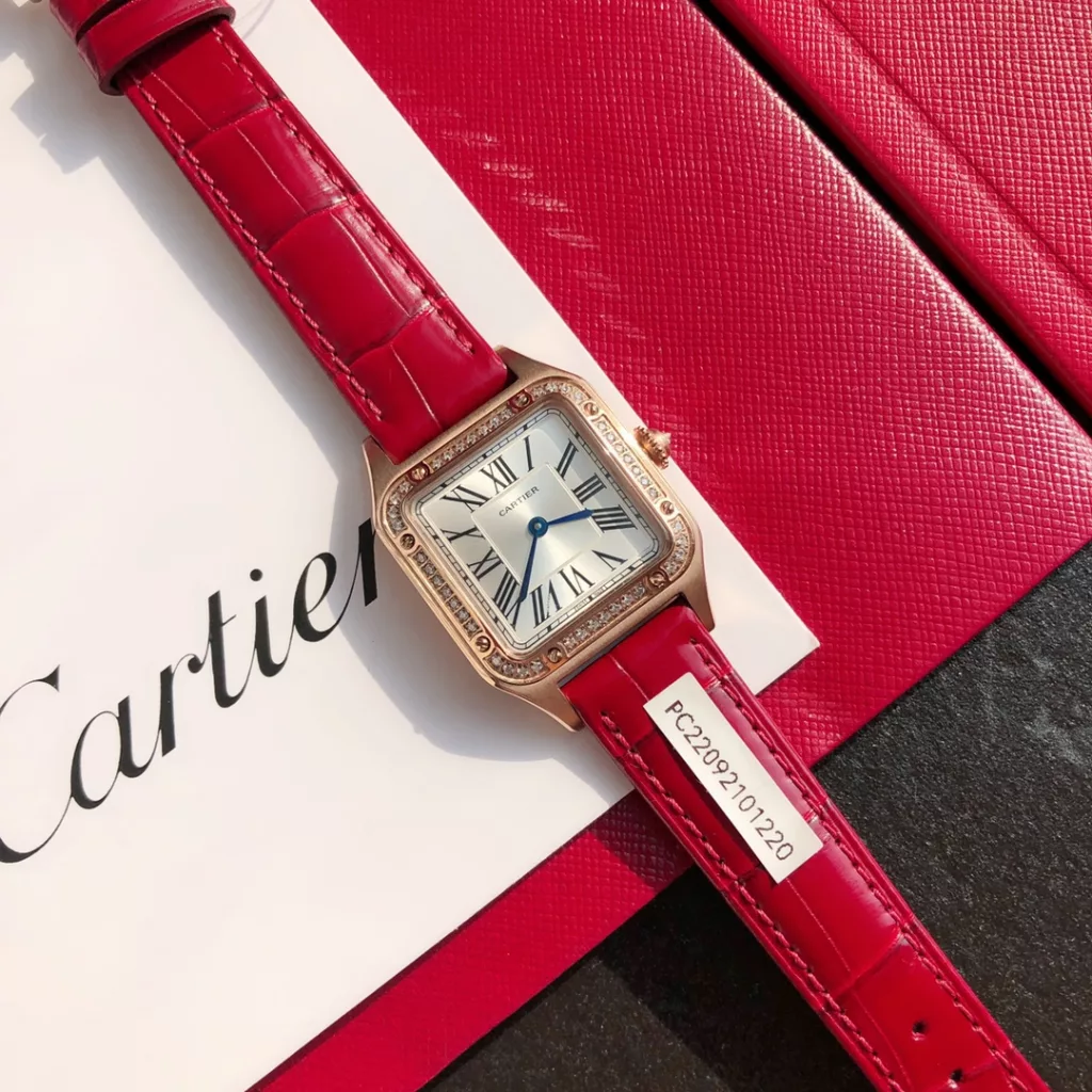 Cartier Santos ultra-thin Dumont full circle diamond watch. Ref. WJSA0017. Size 27.5 ✖️38mm. Genuine diamond set, gold clad case, stainless steel 904L throughout. Clad in 18k rose gold. Dial set with 44 brilliant-cut round diamonds (0.46 carat or so) Certificate of approval from a national professional testing body, one watch, one code, one certificate, support for customer re-inspection, fake one for ten thousand! Imported American alligator leather strap. Sapphire crystal bezel is polished, 1600 degrees Celsius burnished steel blue hands. The dial is 904L stainless steel satin-brushed and silvered with a ray pattern. The eight exposed screws continue the historical legacy of the exemplary masterpieces of the Santos collection. The legendary aviator Albert-Sandoz-Dumont exemplified the spirit of pioneering with his tireless spirit of adventure. Today, the Santos de Cartier watch is a vivid recreation of the legend of Santos' flight, between reality and fiction.