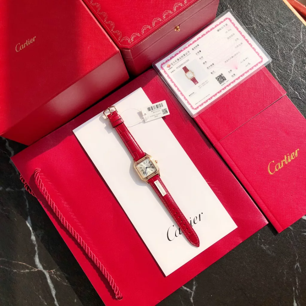 Cartier Santos ultra-thin Dumont full circle diamond watch. Ref. WJSA0017. Size 27.5 ✖️38mm. Genuine diamond set, gold clad case, stainless steel 904L throughout. Clad in 18k rose gold. Dial set with 44 brilliant-cut round diamonds (0.46 carat or so) Certificate of approval from a national professional testing body, one watch, one code, one certificate, support for customer re-inspection, fake one for ten thousand! Imported American alligator leather strap. Sapphire crystal bezel is polished, 1600 degrees Celsius burnished steel blue hands. The dial is 904L stainless steel satin-brushed and silvered with a ray pattern. The eight exposed screws continue the historical legacy of the exemplary masterpieces of the Santos collection. The legendary aviator Albert-Sandoz-Dumont exemplified the spirit of pioneering with his tireless spirit of adventure. Today, the Santos de Cartier watch is a vivid recreation of the legend of Santos' flight, between reality and fiction.