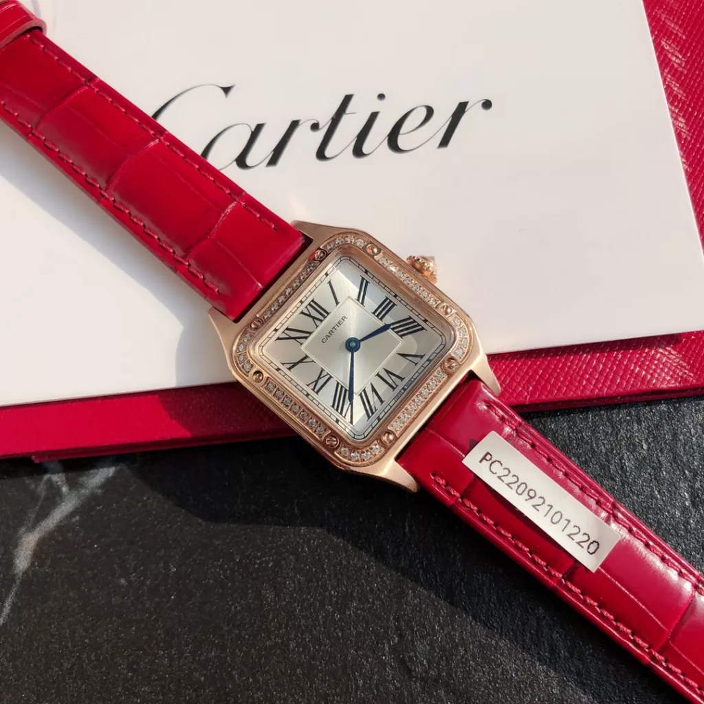 Cartier Santos ultra-thin Dumont full circle diamond watch. Ref. WJSA0017. Size 27.5 ✖️38mm. Genuine diamond set, gold clad case, stainless steel 904L throughout. Clad in 18k rose gold. Dial set with 44 brilliant-cut round diamonds (0.46 carat or so) Certificate of approval from a national professional testing body, one watch, one code, one certificate, support for customer re-inspection, fake one for ten thousand! Imported American alligator leather strap. Sapphire crystal bezel is polished, 1600 degrees Celsius burnished steel blue hands. The dial is 904L stainless steel satin-brushed and silvered with a ray pattern. The eight exposed screws continue the historical legacy of the exemplary masterpieces of the Santos collection. The legendary aviator Albert-Sandoz-Dumont exemplified the spirit of pioneering with his tireless spirit of adventure. Today, the Santos de Cartier watch is a vivid recreation of the legend of Santos' flight, between reality and fiction.