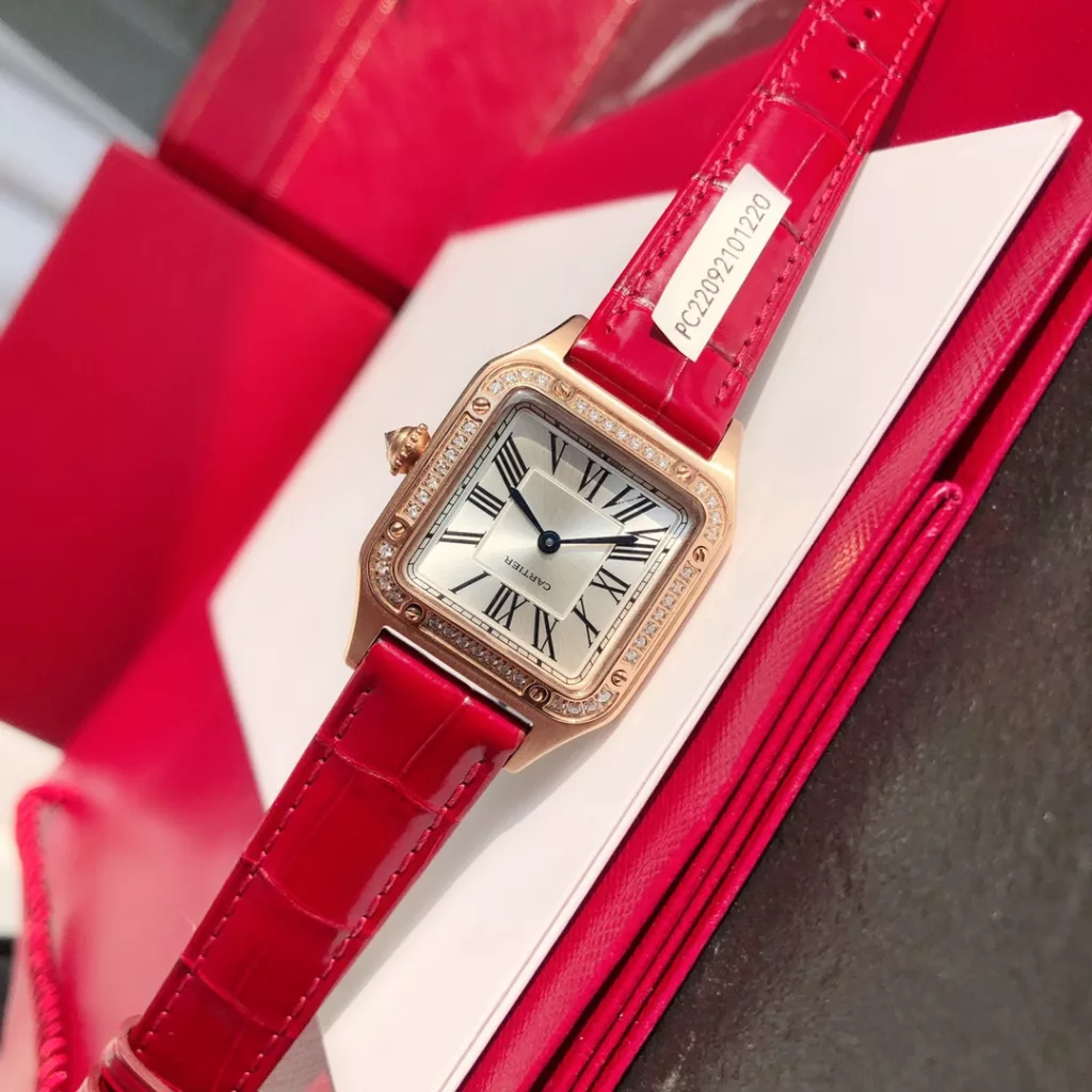 Cartier Santos ultra-thin Dumont full circle diamond watch. Ref. WJSA0017. Size 27.5 ✖️38mm. Genuine diamond set, gold clad case, stainless steel 904L throughout. Clad in 18k rose gold. Dial set with 44 brilliant-cut round diamonds (0.46 carat or so) Certificate of approval from a national professional testing body, one watch, one code, one certificate, support for customer re-inspection, fake one for ten thousand! Imported American alligator leather strap. Sapphire crystal bezel is polished, 1600 degrees Celsius burnished steel blue hands. The dial is 904L stainless steel satin-brushed and silvered with a ray pattern. The eight exposed screws continue the historical legacy of the exemplary masterpieces of the Santos collection. The legendary aviator Albert-Sandoz-Dumont exemplified the spirit of pioneering with his tireless spirit of adventure. Today, the Santos de Cartier watch is a vivid recreation of the legend of Santos' flight, between reality and fiction.