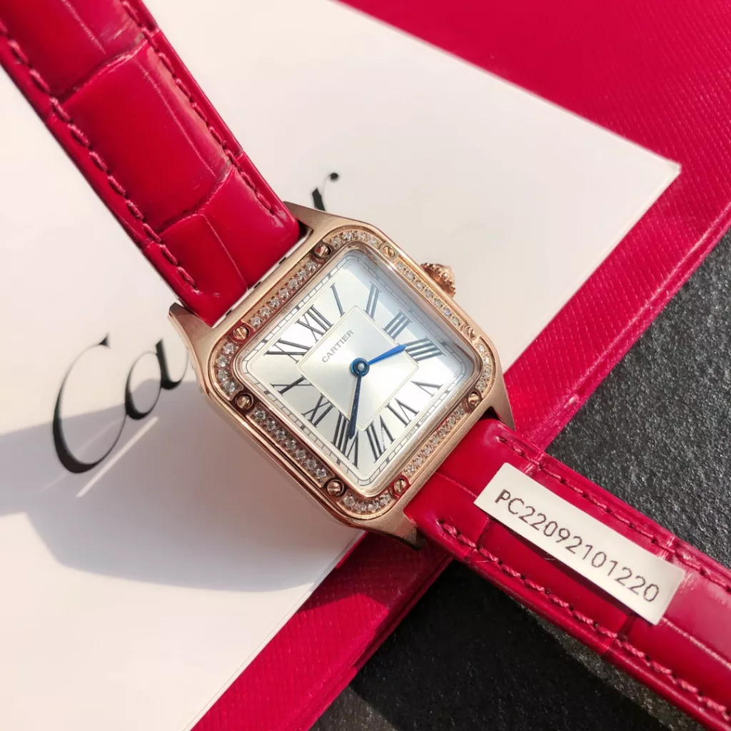 Cartier Santos ultra-thin Dumont full circle diamond watch. Ref. WJSA0017. Size 27.5 ✖️38mm. Genuine diamond set, gold clad case, stainless steel 904L throughout. Clad in 18k rose gold. Dial set with 44 brilliant-cut round diamonds (0.46 carat or so) Certificate of approval from a national professional testing body, one watch, one code, one certificate, support for customer re-inspection, fake one for ten thousand! Imported American alligator leather strap. Sapphire crystal bezel is polished, 1600 degrees Celsius burnished steel blue hands. The dial is 904L stainless steel satin-brushed and silvered with a ray pattern. The eight exposed screws continue the historical legacy of the exemplary masterpieces of the Santos collection. The legendary aviator Albert-Sandoz-Dumont exemplified the spirit of pioneering with his tireless spirit of adventure. Today, the Santos de Cartier watch is a vivid recreation of the legend of Santos' flight, between reality and fiction.