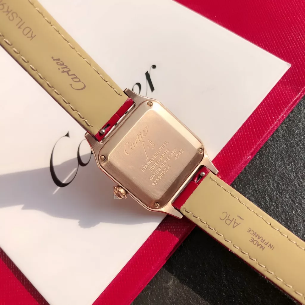 Cartier Santos ultra-thin Dumont full circle diamond watch. Ref. WJSA0017. Size 27.5 ✖️38mm. Genuine diamond set, gold clad case, stainless steel 904L throughout. Clad in 18k rose gold. Dial set with 44 brilliant-cut round diamonds (0.46 carat or so) Certificate of approval from a national professional testing body, one watch, one code, one certificate, support for customer re-inspection, fake one for ten thousand! Imported American alligator leather strap. Sapphire crystal bezel is polished, 1600 degrees Celsius burnished steel blue hands. The dial is 904L stainless steel satin-brushed and silvered with a ray pattern. The eight exposed screws continue the historical legacy of the exemplary masterpieces of the Santos collection. The legendary aviator Albert-Sandoz-Dumont exemplified the spirit of pioneering with his tireless spirit of adventure. Today, the Santos de Cartier watch is a vivid recreation of the legend of Santos' flight, between reality and fiction.