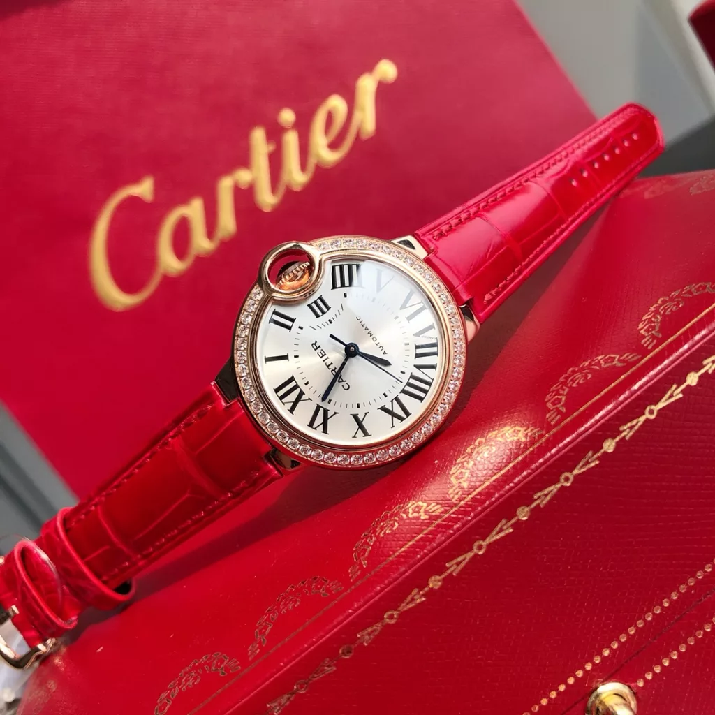 Cartier Cartier Blue Balloon, new! Counter quality, special channel goods, dial size 33mm, women's models , model number WJBB0033 , exclusive source on the market, using the original Cartier original Swiss ETA2671 original automatic movement, a table one, independent identity number, two-dimensional code, barcode! Super wear-resistant sapphire glass, silver-plated dial word nail pointer, drum-shaped handle jewels full of penetrating blue light, American crocodile leather configuration, a more beautiful table movement is not good is also a waste of time, Cartier is the famous sought-after goods in the vicarious circle, especially the Cartier Blue Balloon, as one of the hottest table models in the watch circle, has remained standing posture. But its long history still can't hide its sharpness, timeless never go out of fashion, exclusive sources of this paragraph regardless of 