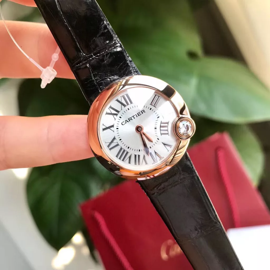 The White Balloon 2020 Ballon Balnc de Cartier watch is a gilded moment of red luck! With this special limited edition, the precious timepiece is engraved with a happy time and the sparkling ruby is decorated with warm wishes, 