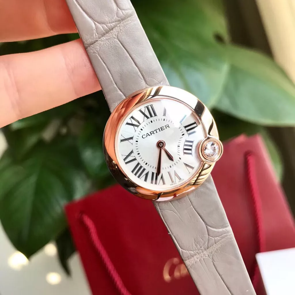 The White Balloon 2020 Ballon Balnc de Cartier watch is a gilded moment of red luck! With this special limited edition, the precious timepiece is engraved with a happy time and the sparkling ruby is decorated with warm wishes, 