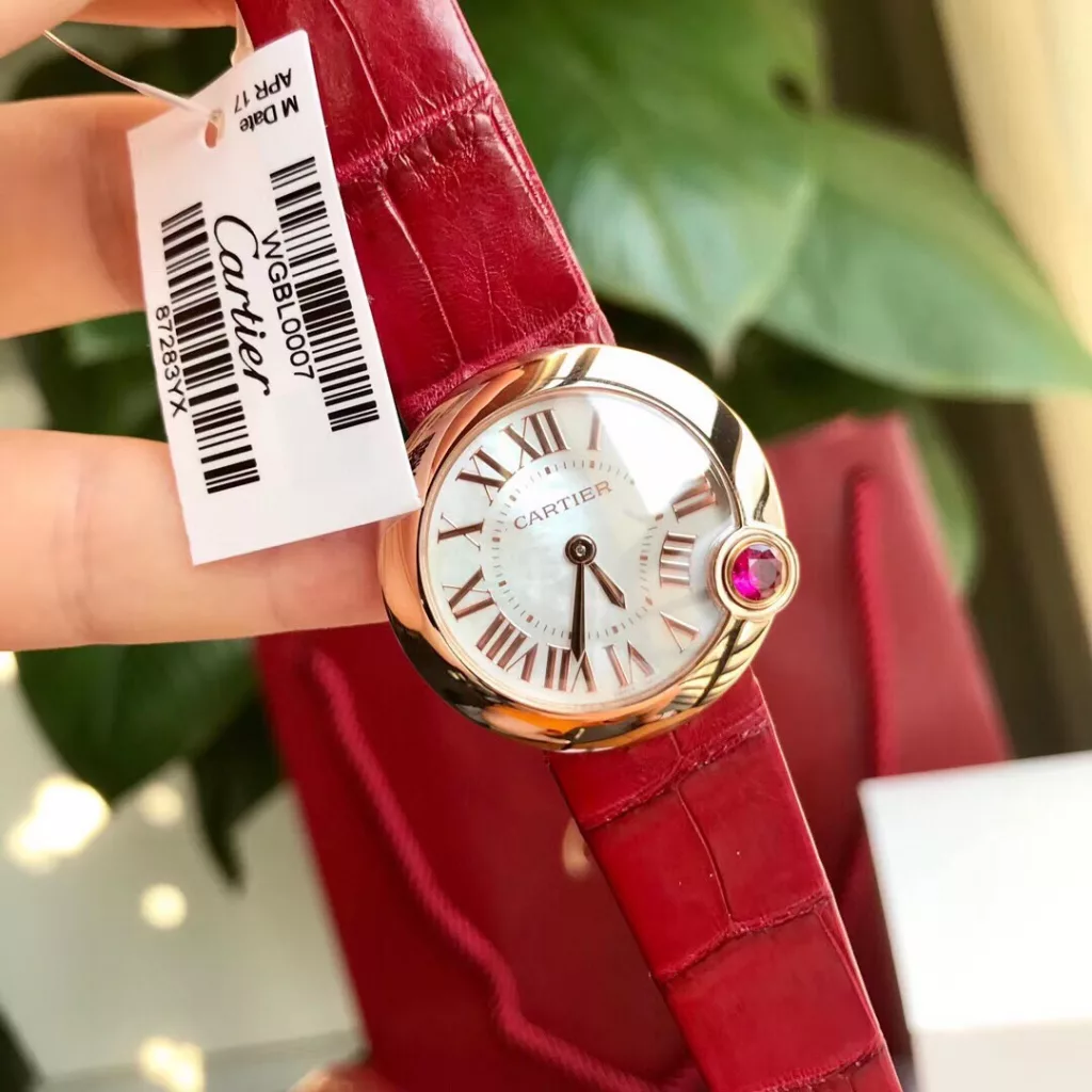 The White Balloon 2020 Ballon Balnc de Cartier watch is a gilded moment of red luck! With this special limited edition, the precious timepiece is engraved with a happy time and the sparkling ruby is decorated with warm wishes, 