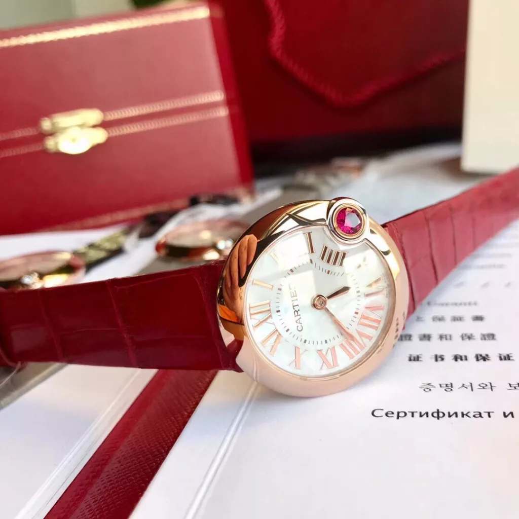 The White Balloon 2020 Ballon Balnc de Cartier watch is a gilded moment of red luck! With this special limited edition, the precious timepiece is engraved with a happy time and the sparkling ruby is decorated with warm wishes, 