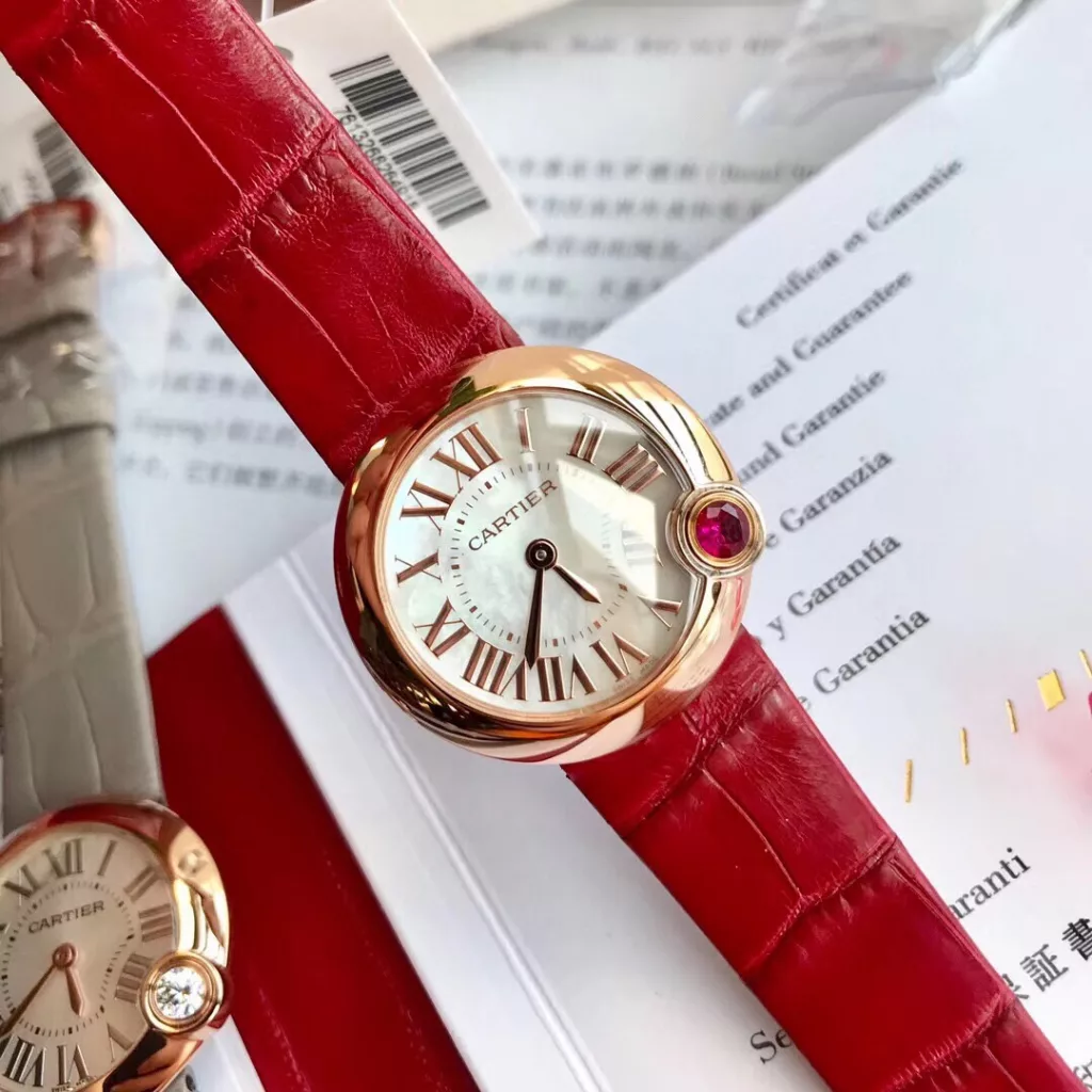 The White Balloon 2020 Ballon Balnc de Cartier watch is a gilded moment of red luck! With this special limited edition, the precious timepiece is engraved with a happy time and the sparkling ruby is decorated with warm wishes, 