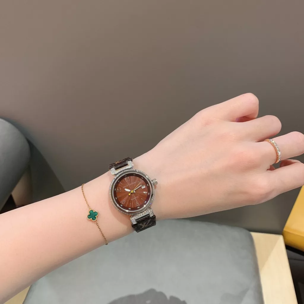 Louis Vuitton Size: 33mm, Thickness: 9mm Top quality diamond cases each hand-set, selected straps, ️ making the watch look more classy and giving you a satisfying watch