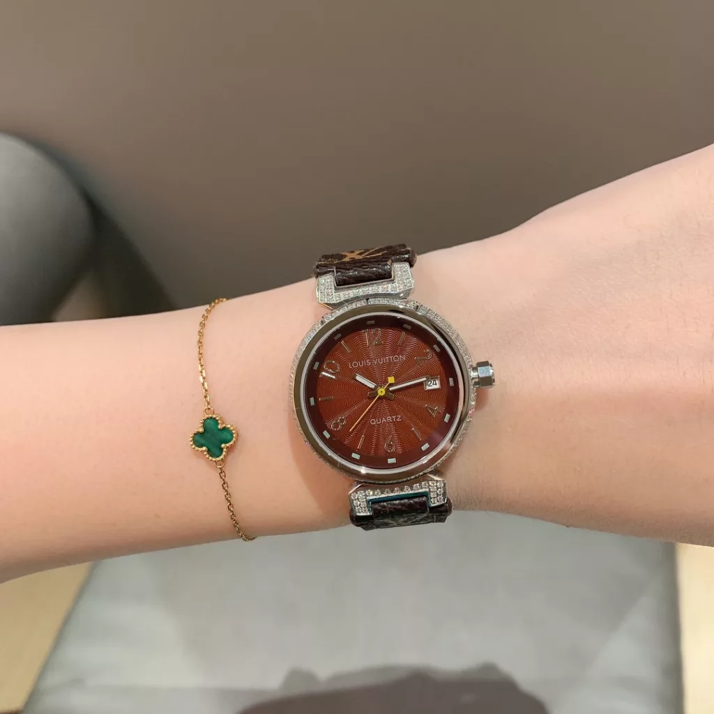 Louis Vuitton Size: 33mm, Thickness: 9mm Top quality diamond cases each hand-set, selected straps, ️ making the watch look more classy and giving you a satisfying watch