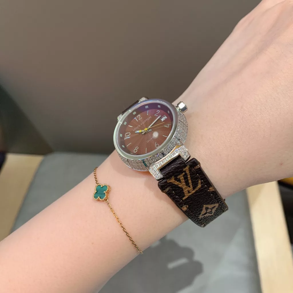 Louis Vuitton Size: 33mm, Thickness: 9mm Top quality diamond cases each hand-set, selected straps, ️ making the watch look more classy and giving you a satisfying watch