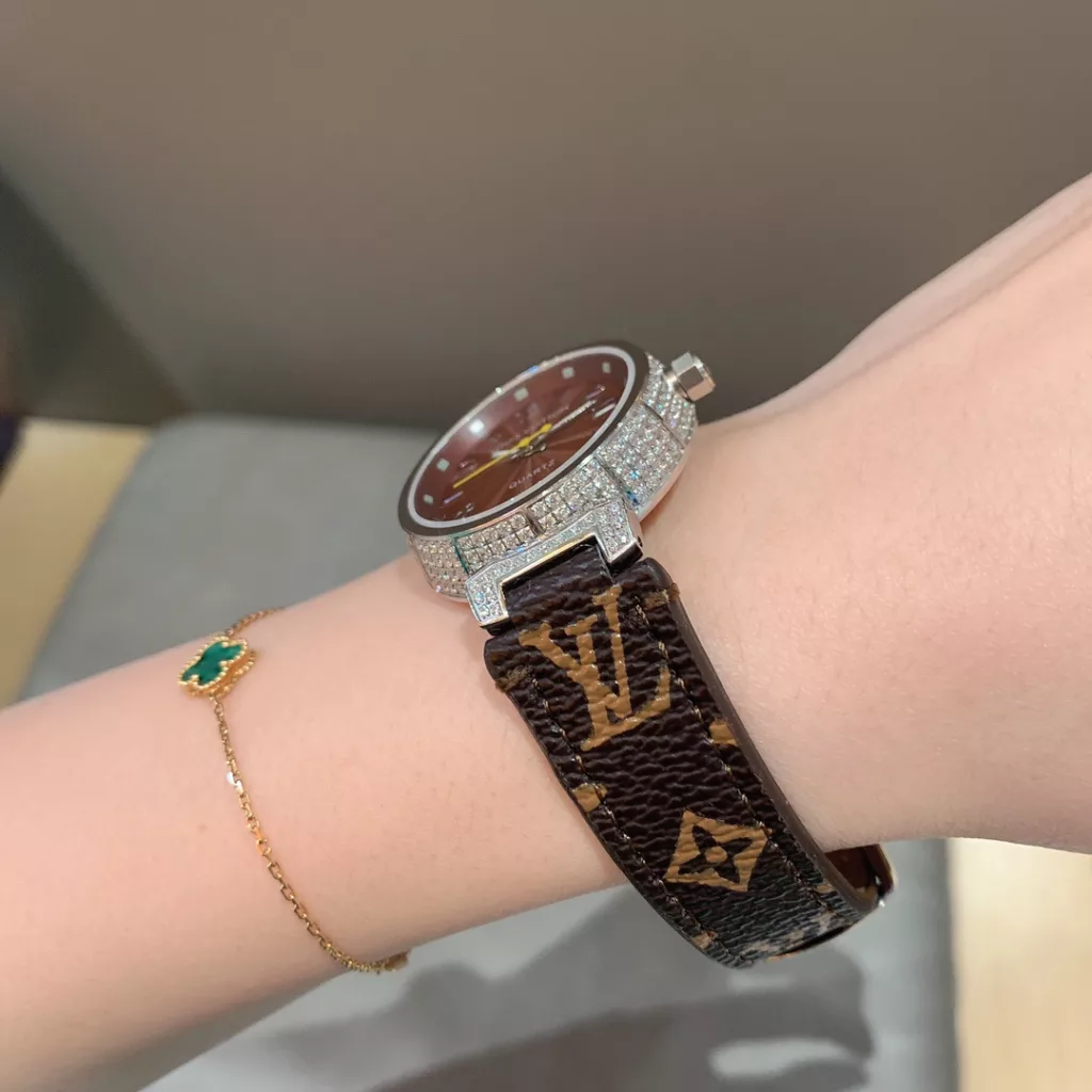 Louis Vuitton Size: 33mm, Thickness: 9mm Top quality diamond cases each hand-set, selected straps, ️ making the watch look more classy and giving you a satisfying watch