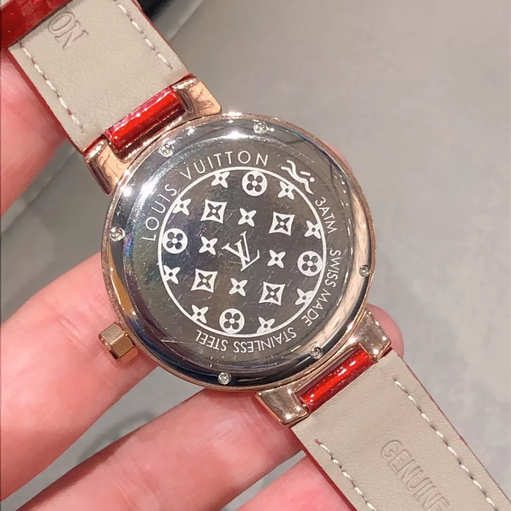 Louis Vuitton's top quality workmanship [rose] is worthy of a counter [love] Recommendation: any detail is perfect Size: 39mm, thickness: 12mm ️ LV's latest men's watch is definitely one of Louis Vuitton's divine masterpieces, with a unique character